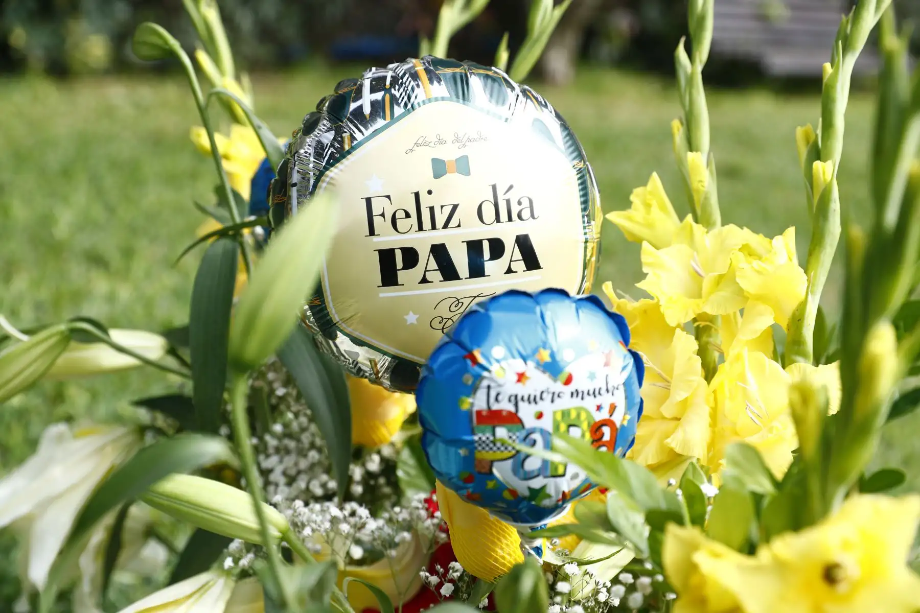 Decenas de personas con arreglos florales y globos decorativos llegaron en familia hasta el cementerio Campo Fe de Huachipa, en Lurigancho-Chosica, para visitar a sus difuntos padres por el Día del Padre, que se celebra hoy domingo 21 de junio de 2026. Foto: ANDINA/Daniel Bracamonte