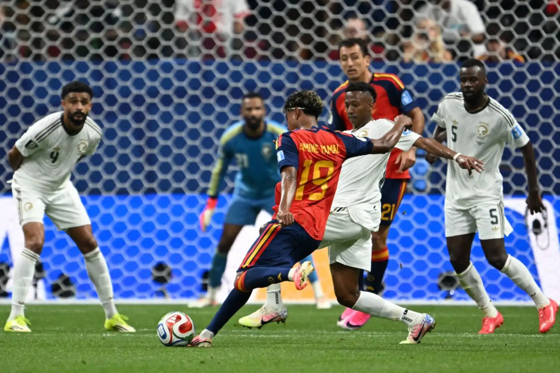 El delantero español Lamine Yamal, número 19, dispara a puerta durante el partido de fútbol del Grupo H del Mundial 2026 entre España y Arabia Saudí. Foto: ANDINA/AFP