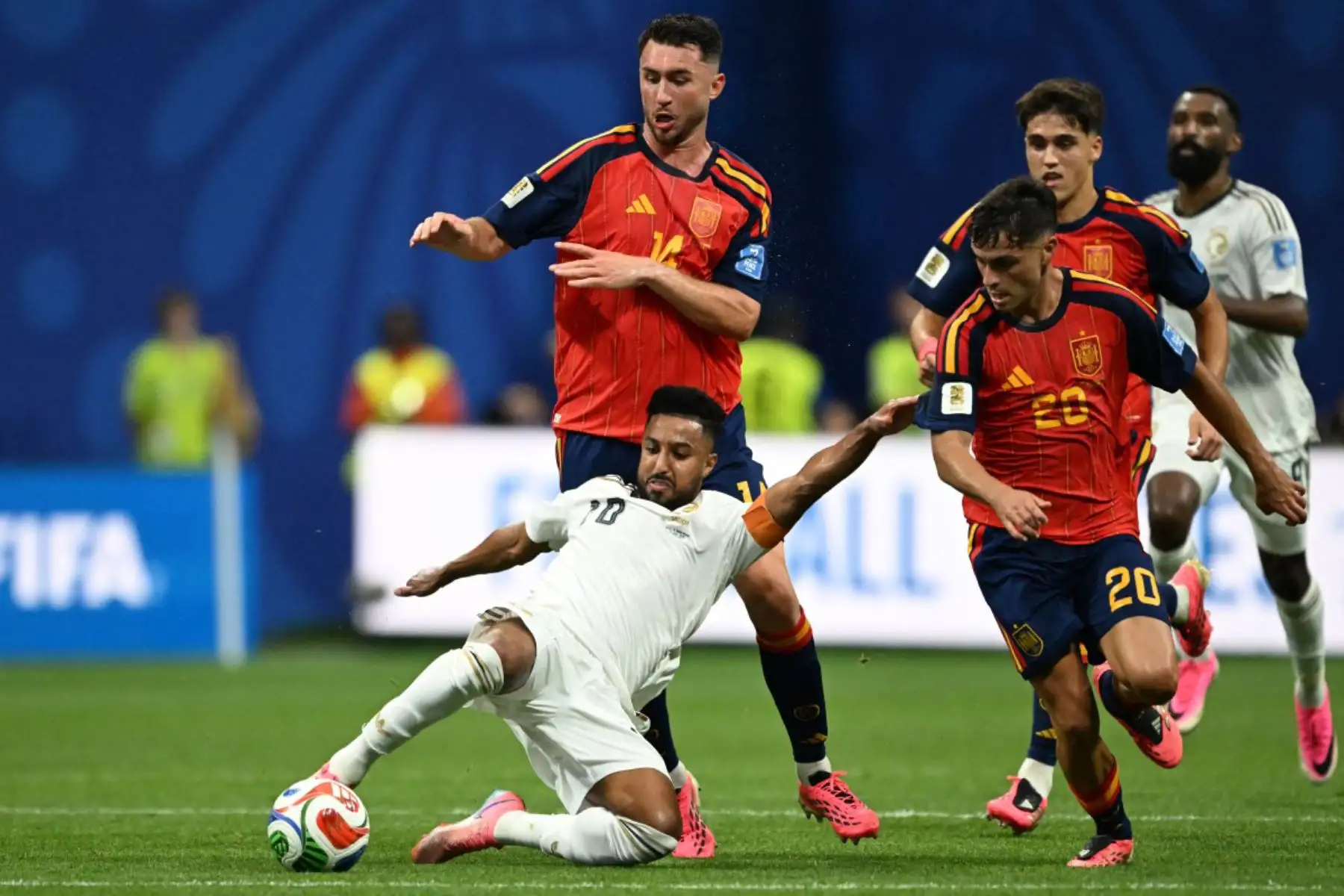 El delantero saudí Salem Al-Dawsari, del ranking, disputa el balón con el defensa español Aymeric Laporte, durante el partido de fútbol del Grupo H del Mundial 2026 entre España y Arabia Saudí. Foto: ANDINA/AFP