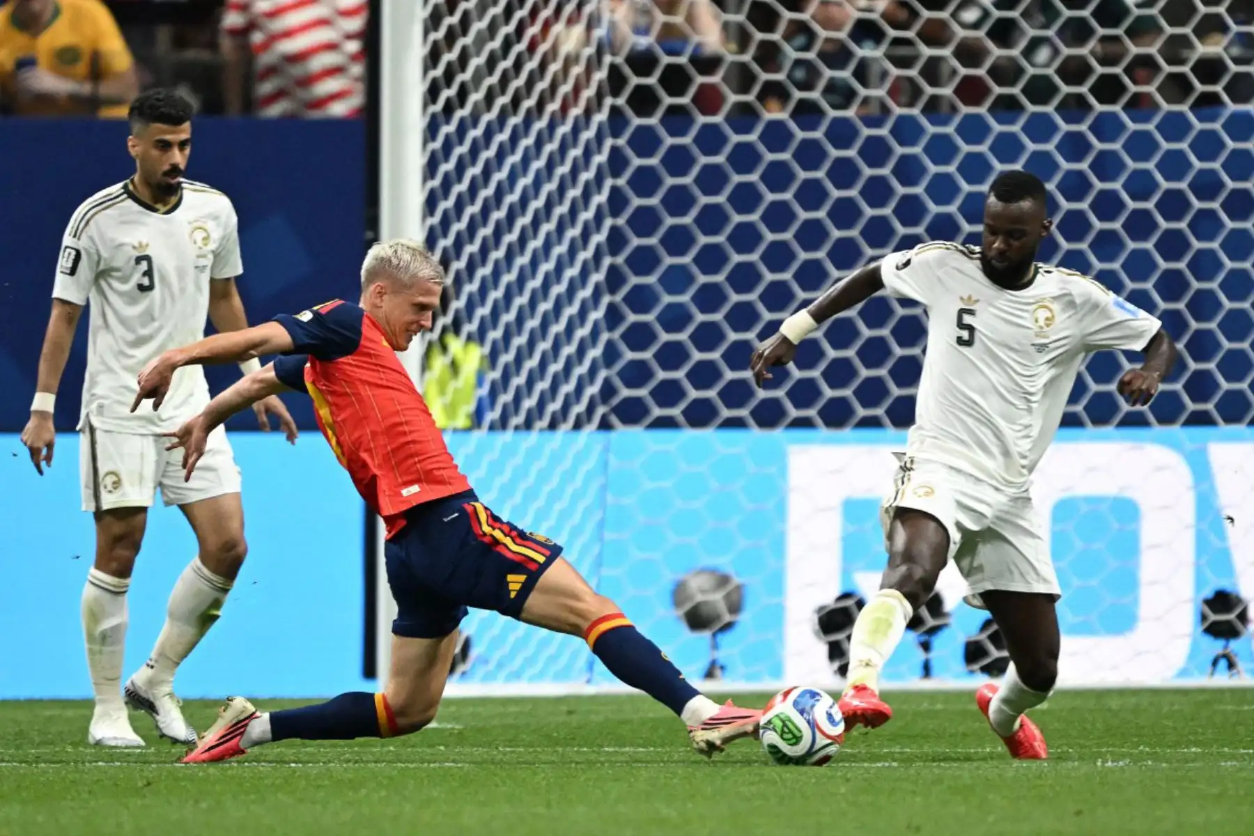 El delantero español Dani Olmo disputa el balón con el defensa saudí Hassan Al-Tambakti  durante el partido de fútbol del Grupo H del Mundial 2026 entre España y Arabia Saudí. Foto: ANDINA/AFP