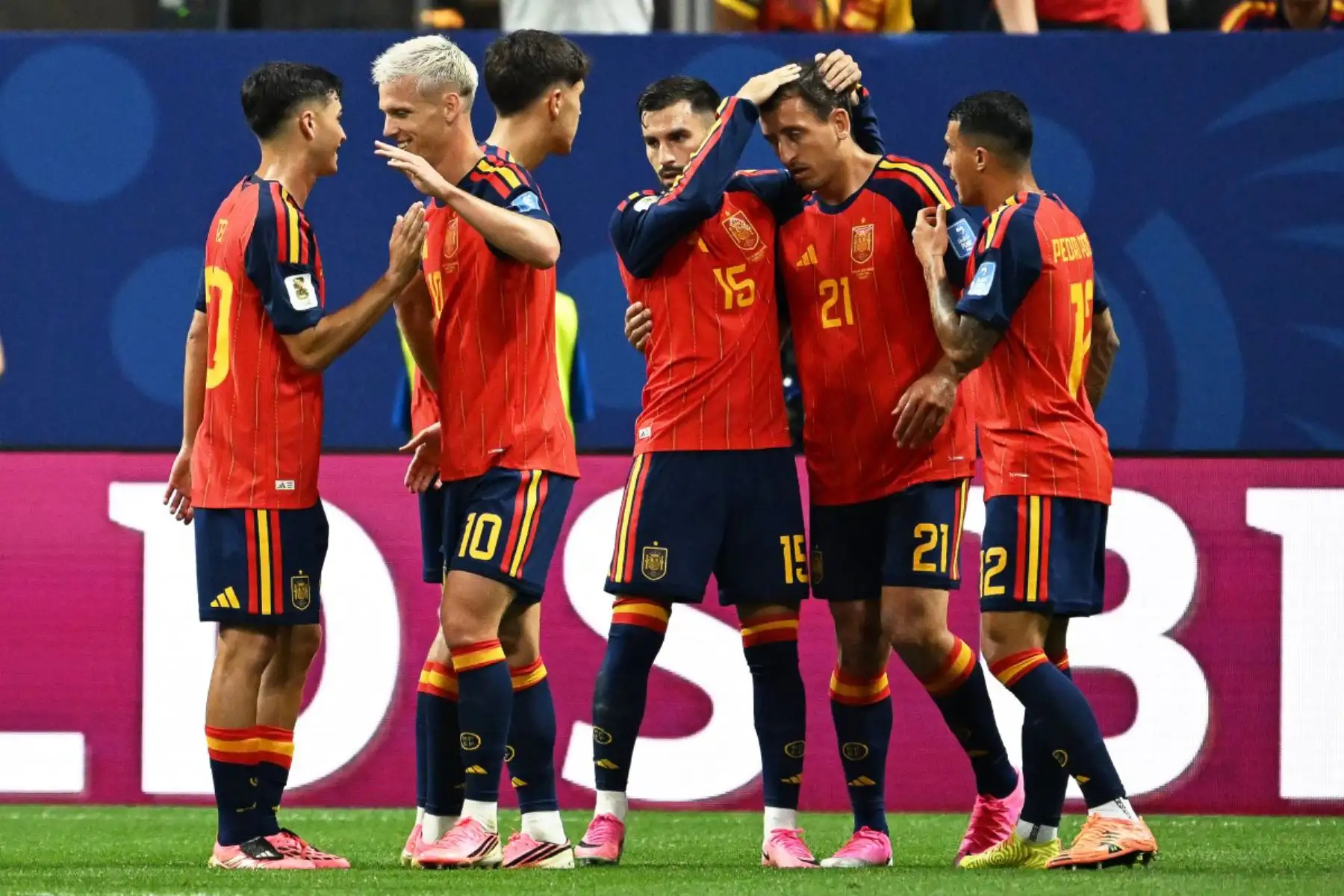El delantero español Mikel Oyarzabal, del ranking, celebra con sus compañeros tras marcar el tercer gol de su equipo durante el partido de fútbol del Grupo H del Mundial 2026 entre España y Arabia Saudí. Foto: ANDINA/AFP