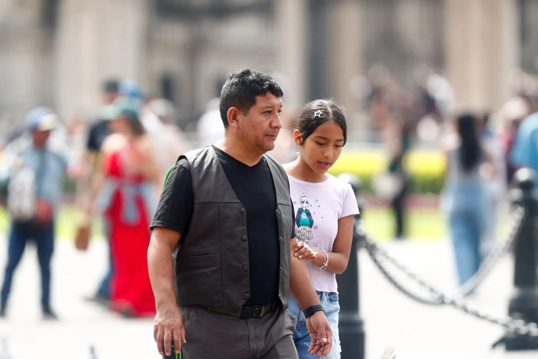 Miles de peruanos y peruanas salen a pasear en familia por las calles del Centro Histórico de Lima, principalmente por la Plaza de Armas, pasando un momento agradable y de distracción en el marco de las celebraciones por el Día del Padre el domingo 21 de junio de 2026. Foto: ANDINA/Daniel Bracamonte