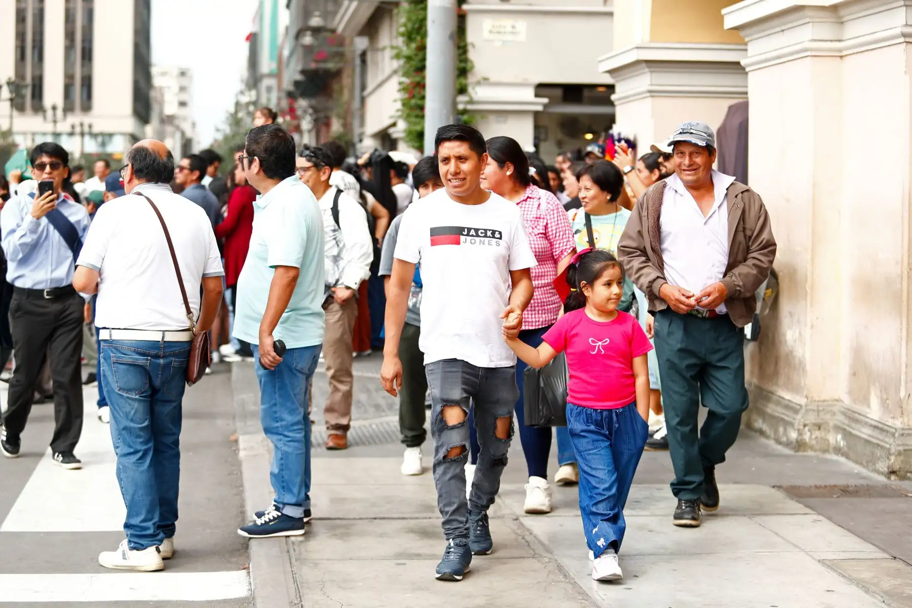 Miles de peruanos y peruanas salen a pasear en familia por las calles del Centro Histórico de Lima, principalmente por la Plaza de Armas, pasando un momento agradable y de distracción en el marco de las celebraciones por el Día del Padre el domingo 21 de junio de 2026. Foto: ANDINA/Daniel Bracamonte