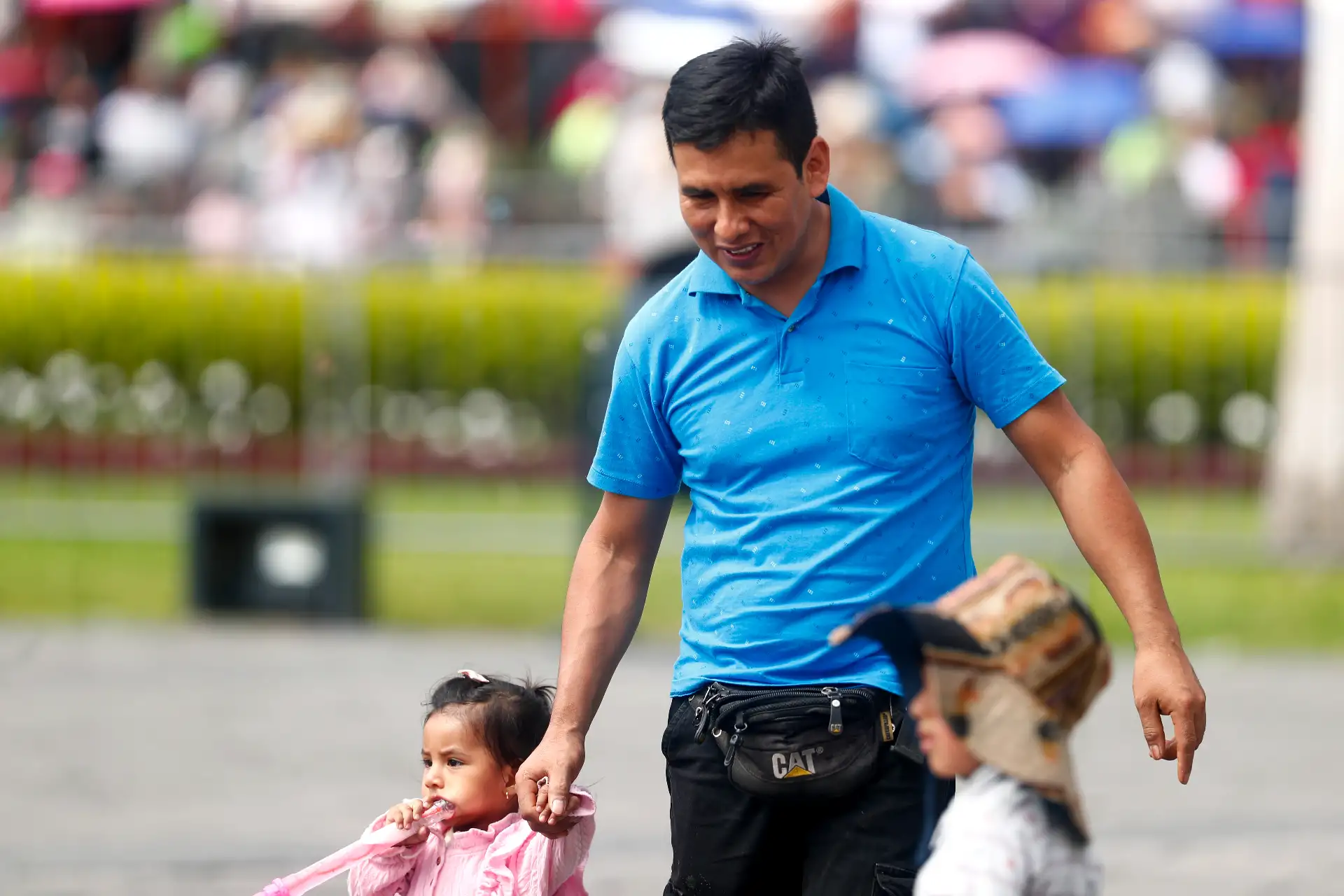Miles de peruanos y peruanas salen a pasear en familia por las calles del Centro Histórico de Lima, principalmente por la Plaza de Armas, pasando un momento agradable y de distracción en el marco de las celebraciones por el Día del Padre el domingo 21 de junio de 2026. Foto: ANDINA/Daniel Bracamonte