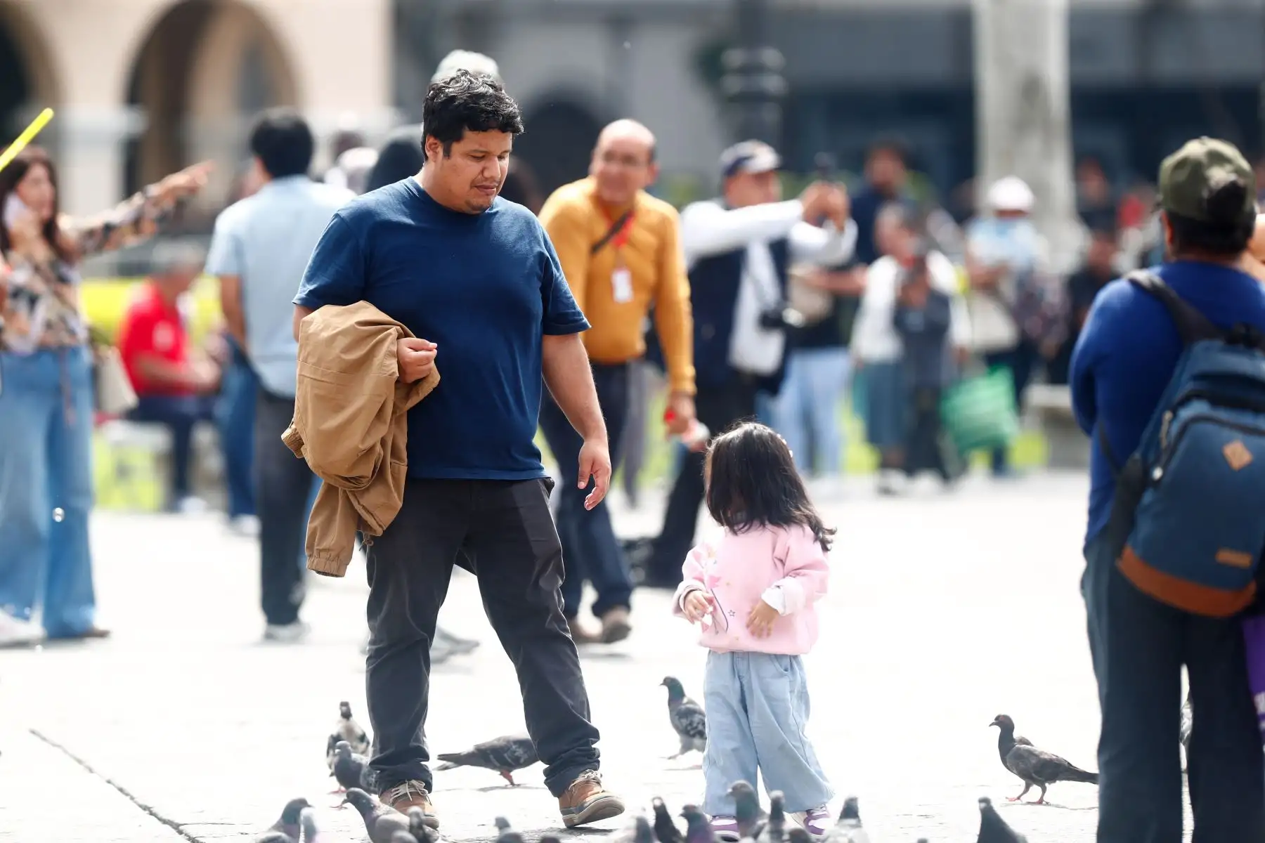 Miles de peruanos y peruanas salen a pasear en familia por las calles del Centro Histórico de Lima, principalmente por la Plaza de Armas, pasando un momento agradable y de distracción en el marco de las celebraciones por el Día del Padre el domingo 21 de junio de 2026. Foto: ANDINA/Daniel Bracamonte