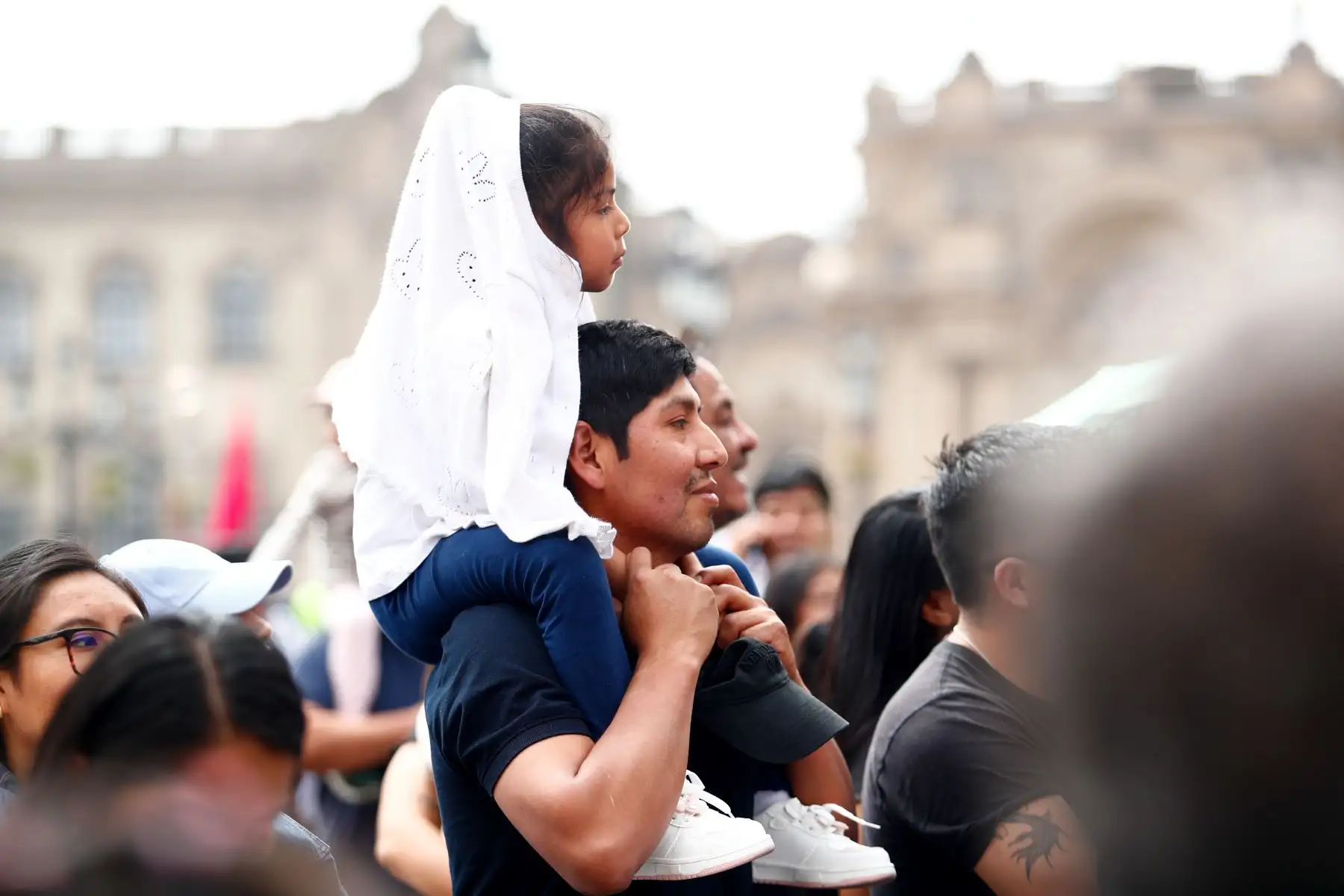 Miles de peruanos y peruanas salen a pasear en familia por las calles del Centro Histórico de Lima, principalmente por la Plaza de Armas, pasando un momento agradable y de distracción en el marco de las celebraciones por el Día del Padre el domingo 21 de junio de 2026. Foto: ANDINA/Daniel Bracamonte