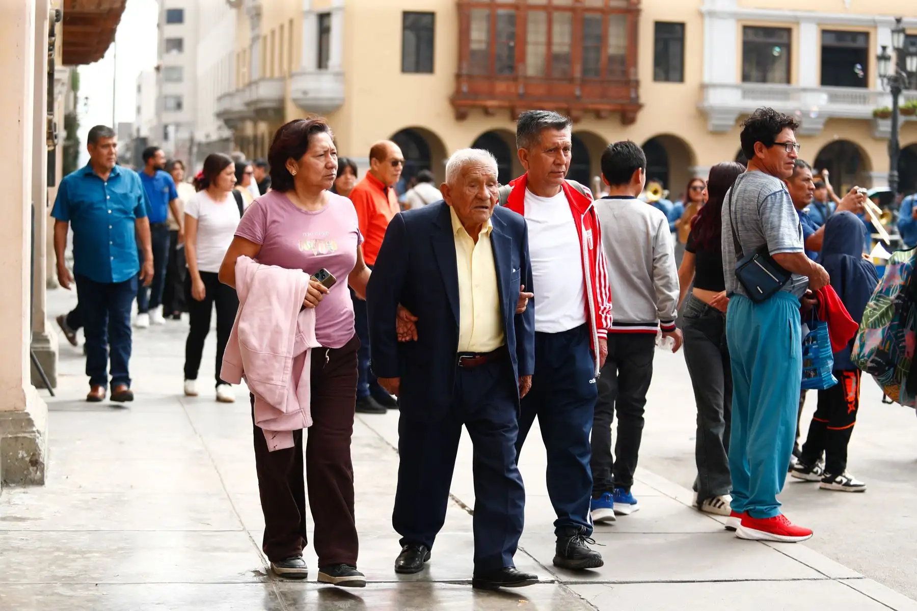 Miles de peruanos y peruanas salen a pasear en familia por las calles del Centro Histórico de Lima, principalmente por la Plaza de Armas, pasando un momento agradable y de distracción en el marco de las celebraciones por el Día del Padre el domingo 21 de junio de 2026. Foto: ANDINA/Daniel Bracamonte