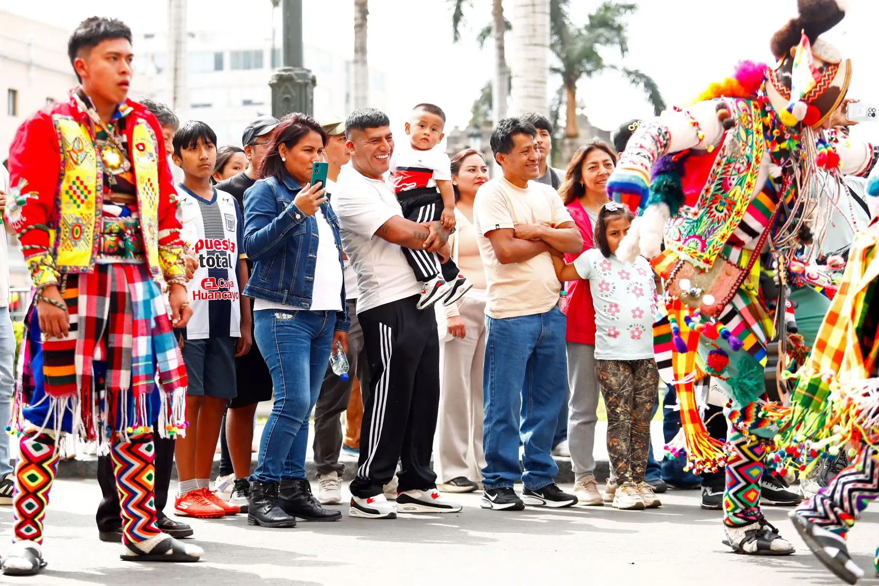 Miles de peruanos y peruanas salen a pasear en familia por las calles del Centro Histórico de Lima, principalmente por la Plaza de Armas, pasando un momento agradable y de distracción en el marco de las celebraciones por el Día del Padre el domingo 21 de junio de 2026. Foto: ANDINA/Daniel Bracamonte