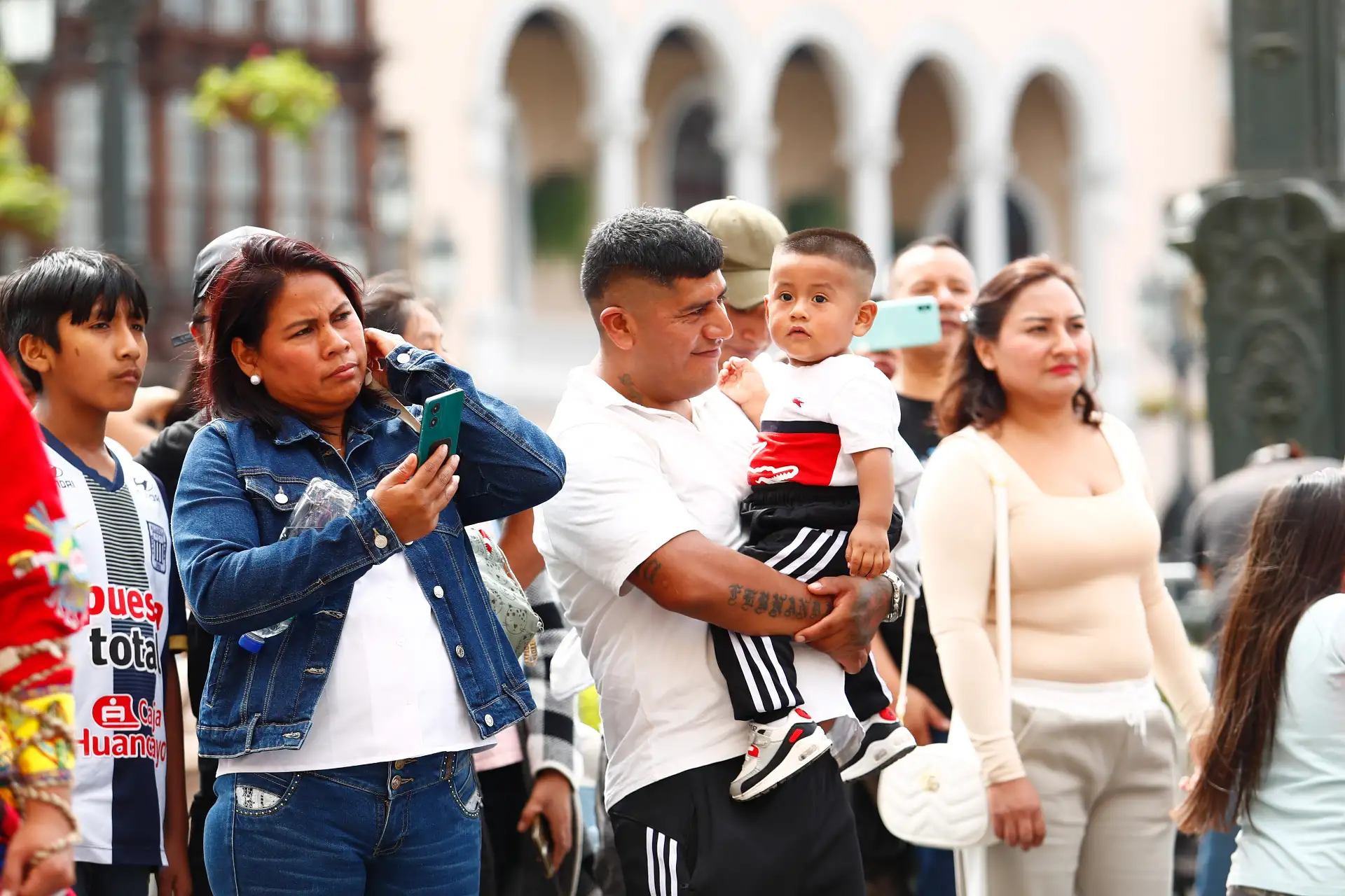 Miles de peruanos y peruanas salen a pasear en familia por las calles del Centro Histórico de Lima, principalmente por la Plaza de Armas, pasando un momento agradable y de distracción en el marco de las celebraciones por el Día del Padre el domingo 21 de junio de 2026. Foto: ANDINA/Daniel Bracamonte