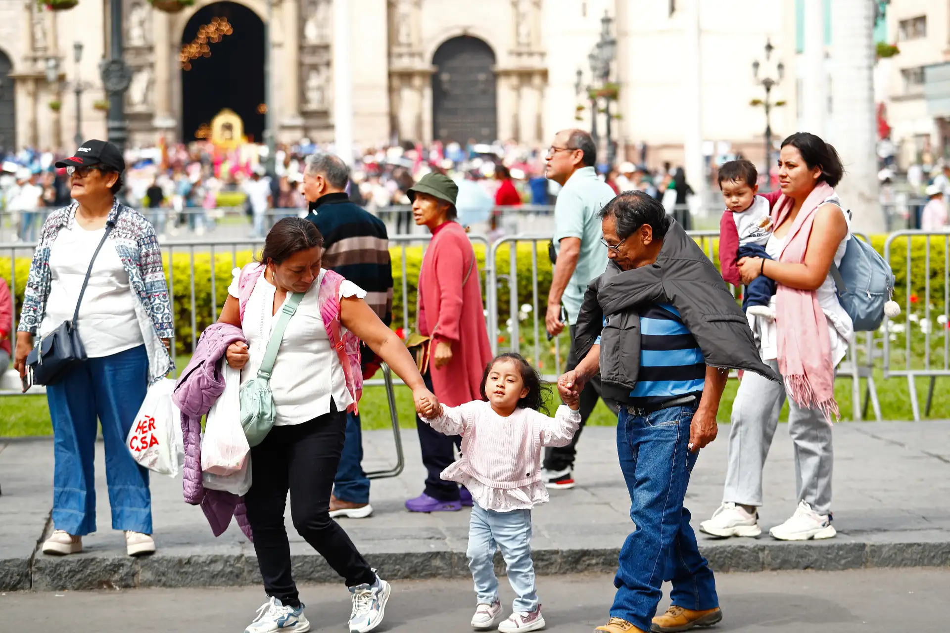 Miles de peruanos y peruanas salen a pasear en familia por las calles del Centro Histórico de Lima, principalmente por la Plaza de Armas, pasando un momento agradable y de distracción en el marco de las celebraciones por el Día del Padre el domingo 21 de junio de 2026. Foto: ANDINA/Daniel Bracamonte