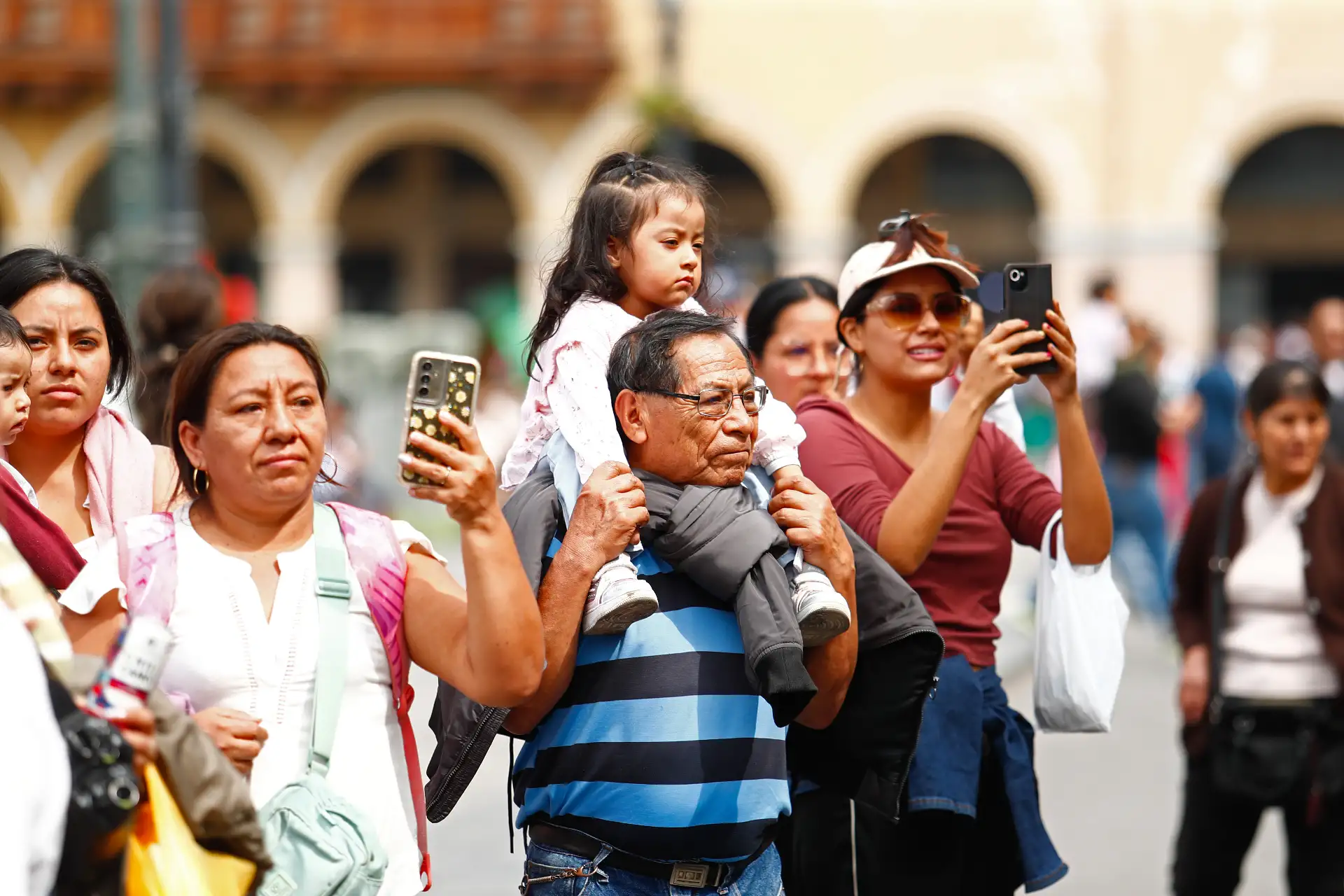 Miles de peruanos y peruanas salen a pasear en familia por las calles del Centro Histórico de Lima, principalmente por la Plaza de Armas, pasando un momento agradable y de distracción en el marco de las celebraciones por el Día del Padre el domingo 21 de junio de 2026. Foto: ANDINA/Daniel Bracamonte