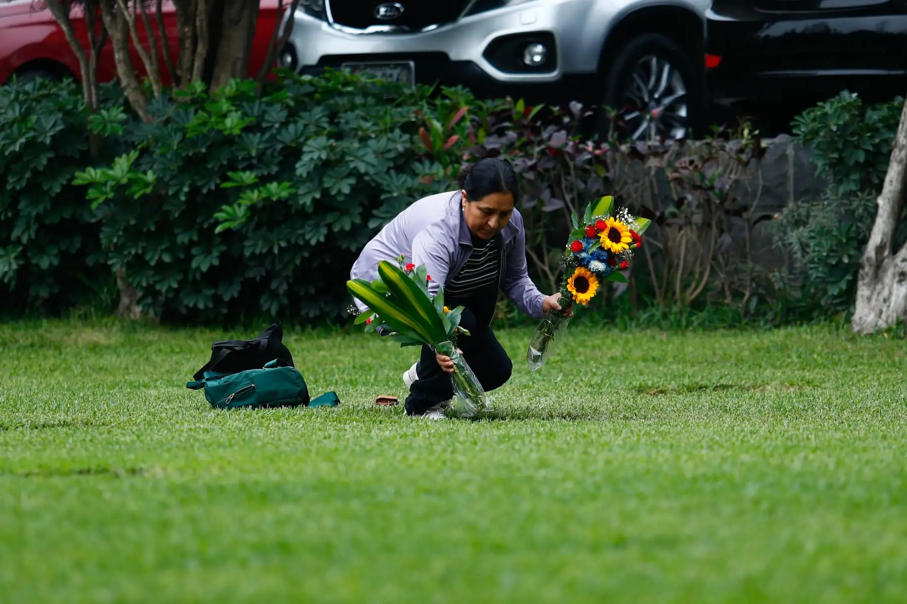 Decenas de personas con arreglos florales y globos decorativos llegaron en familia hasta el cementerio Campo Fe de Huachipa, en Lurigancho-Chosica, para visitar a sus difuntos padres por el Día del Padre, que se celebra hoy domingo 21 de junio de 2026. Foto: ANDINA/Daniel Bracamonte