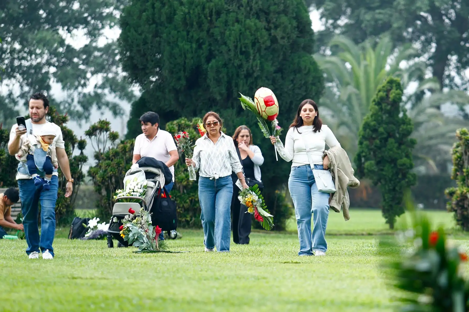 Decenas de personas con arreglos florales y globos decorativos llegaron en familia hasta el cementerio Campo Fe de Huachipa, en Lurigancho-Chosica, para visitar a sus difuntos padres por el Día del Padre, que se celebra hoy domingo 21 de junio de 2026. Foto: ANDINA/Daniel Bracamonte