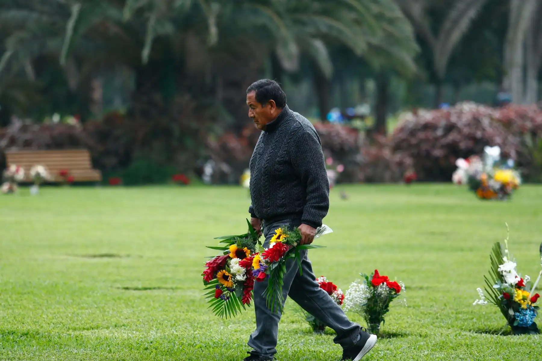 Decenas de personas con arreglos florales y globos decorativos llegaron en familia hasta el cementerio Campo Fe de Huachipa, en Lurigancho-Chosica, para visitar a sus difuntos padres por el Día del Padre, que se celebra hoy domingo 21 de junio de 2026. Foto: ANDINA/Daniel Bracamonte