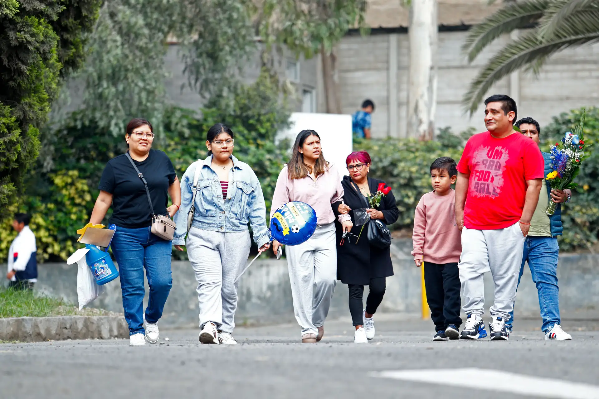 Decenas de personas con arreglos florales y globos decorativos llegaron en familia hasta el cementerio Campo Fe de Huachipa, en Lurigancho-Chosica, para visitar a sus difuntos padres por el Día del Padre, que se celebra hoy domingo 21 de junio de 2026. Foto: ANDINA/Daniel Bracamonte