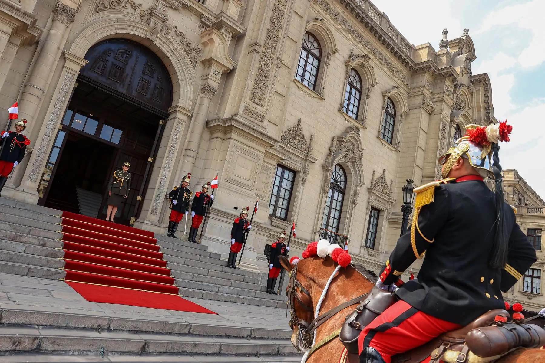 Regimiento de Caballería “Mariscal Domingo Nieto” realizó Cambio de Guardia a Caballo en Palacio en Gobierno.