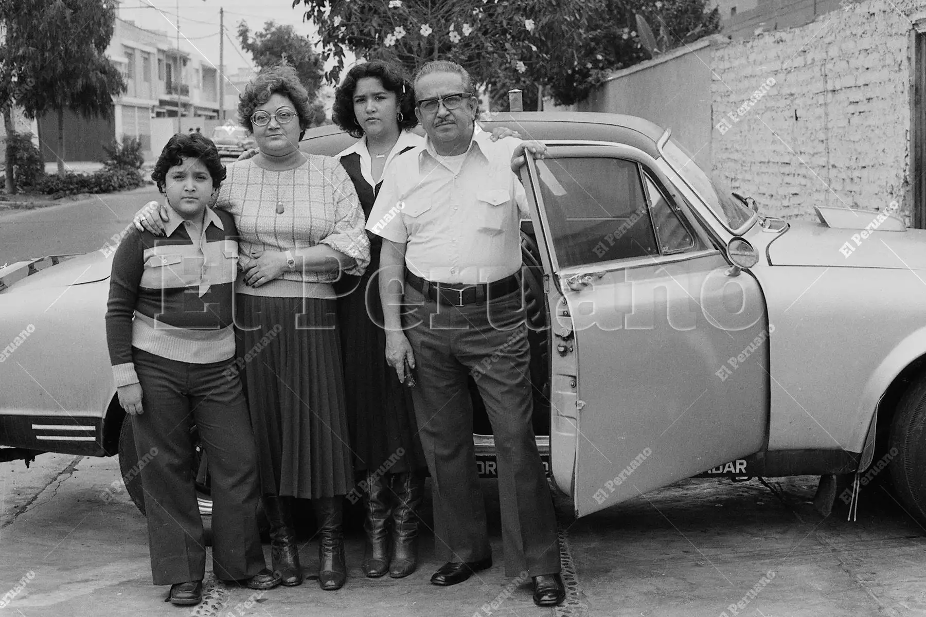 Lima - 6 junio 1979 / El destacado periodista Arturo Pomar comparte un momento junto a su esposa e hijos. Más allá de su reconocida labor periodística, Pomar consolidó un fuerte núcleo familiar; años más tarde, su hijo Arturo Pomar Junior continuaría el legado público, como integrante de la  banda de rock Arena Hash. Foto: Archivo Histórico de El Peruano / Máximo Miralles