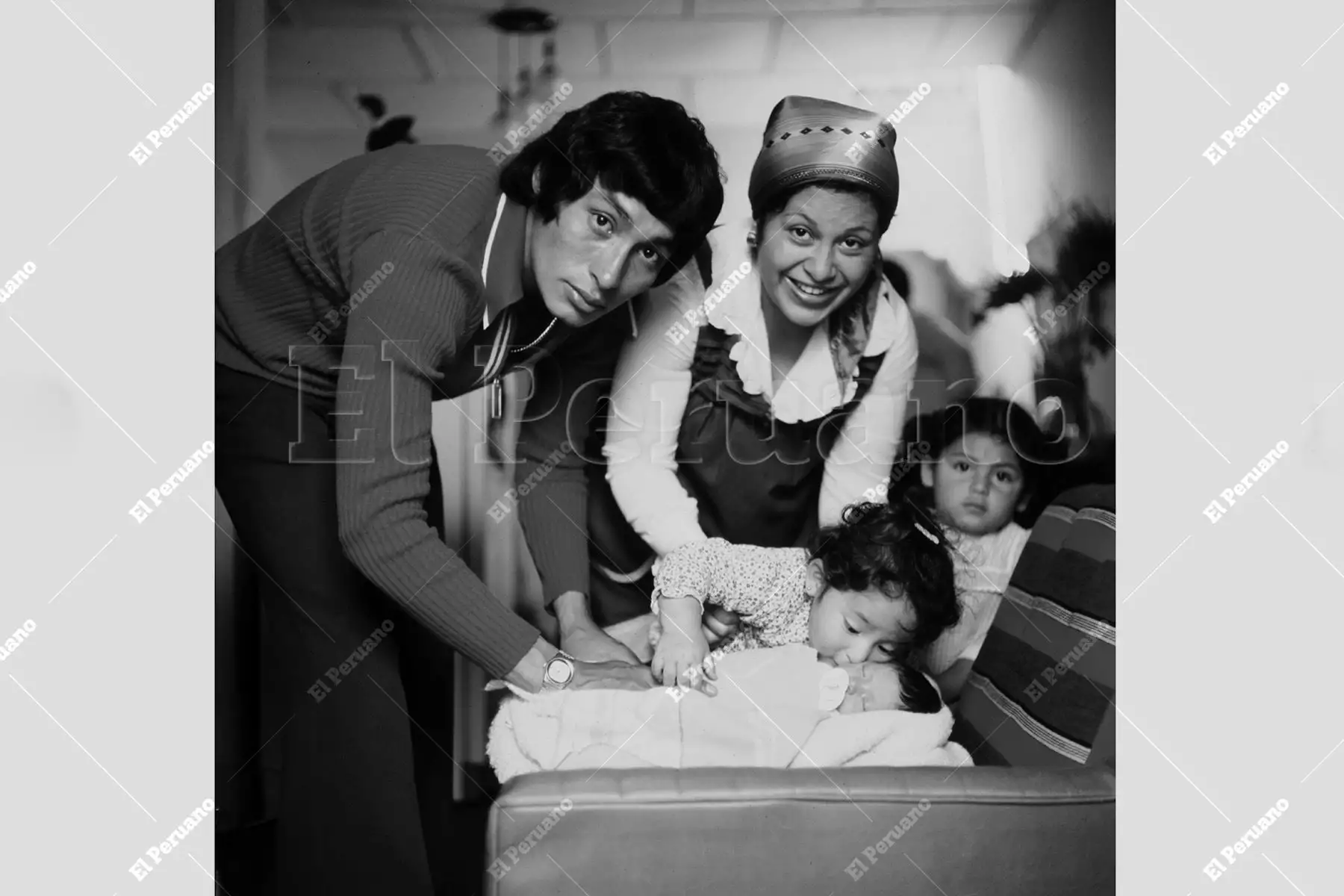 Lima - 30 setiembre 1979 / Eusebio "Chevo" Acasuzo, destacado arquero del Unión Huaral, comparte un momento de tranquilidad junto a su esposa e hijas —entre ellas la pequeña Evelyn, de apenas 15 días de nacida— en su residencia de Huaral.  Foto: Archivo Histórico de El Peruano / Rómulo Luján