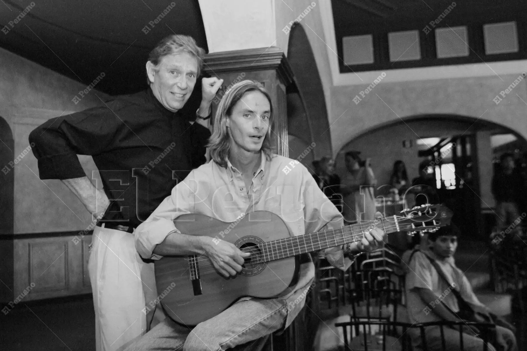 Lima - 17 abril 2002 / Fernando de Soria y Jean Paul Strauss, padre e hijo unen sus voces en un espectáculo donde confluyen la música popular de Perú y Argentina.  Foto: Archivo Histórico de El Peruano / Christian Bernuy
