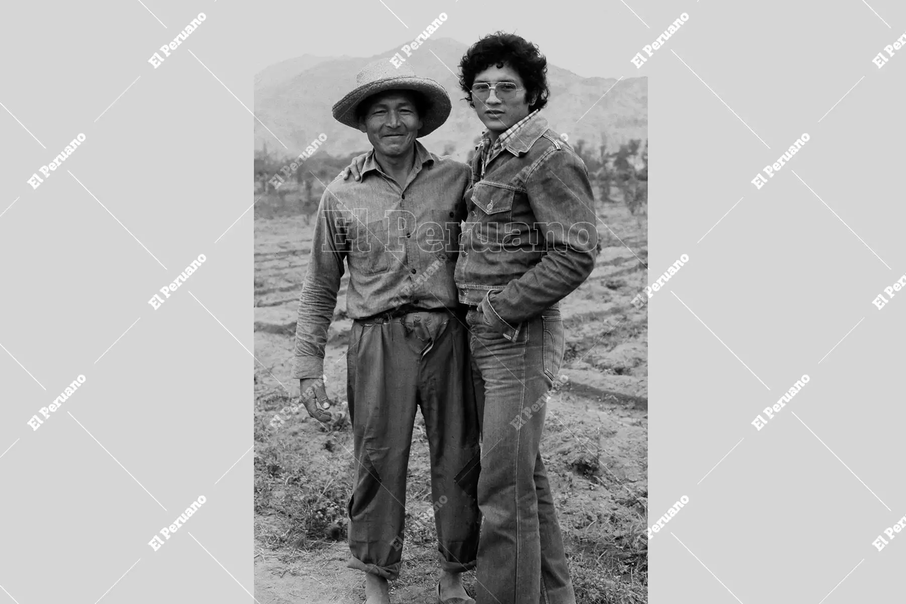 Huaral - 16 setiembre 1979 / El campeón nacional de los welters, Fernando Rocco, regresa a sus raíces en las chacras de Huaral para compartir con su padre,  don Manuel Castro, el hombre que forjó su carácter desde la infancia. Foto: Archivo Histórico de El Peruano / Máximo Miralles