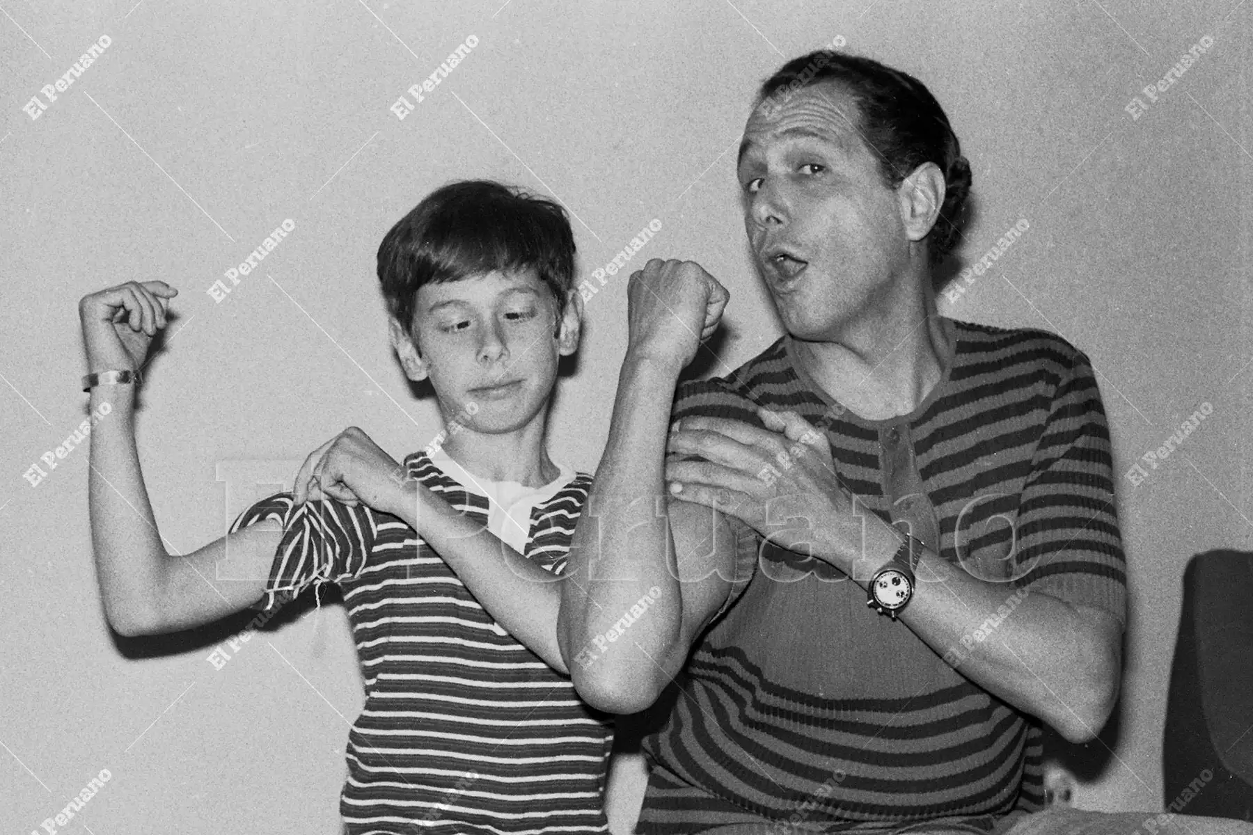 Lima - 20 julio 1978 / El genial actor cómico Guillermo Rossini hace gala de su carisma junto a su hijo Coco, compartiendo un divertido momento y mostrando punche para la comicidad frente a la cámara. Foto: Archivo Histórico de El Peruano / Víctor Palomino