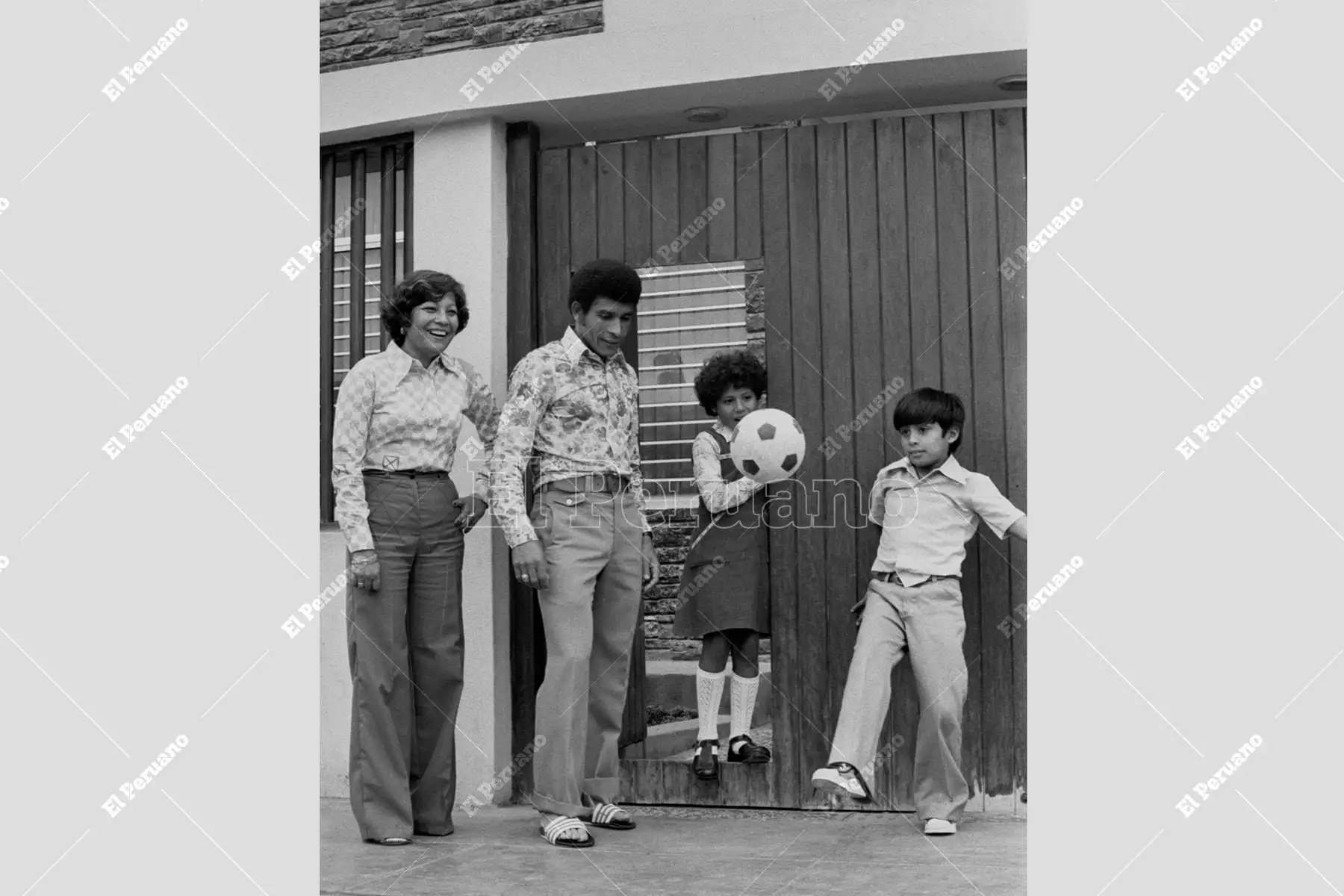 Lima - 17 junio 1977 / Héctor Chumpitaz comparte una clase de dominio de balón con su pequeño hijo Héctor, bajo la atenta mirada de su esposa María Esther. Una estampa familiar que refleja la transmisión del amor por lel fútbol y el rol de guía del gran "Capitán de América.  Foto: Archivo Histórico de El Peruano / Alejandro Aguirre
