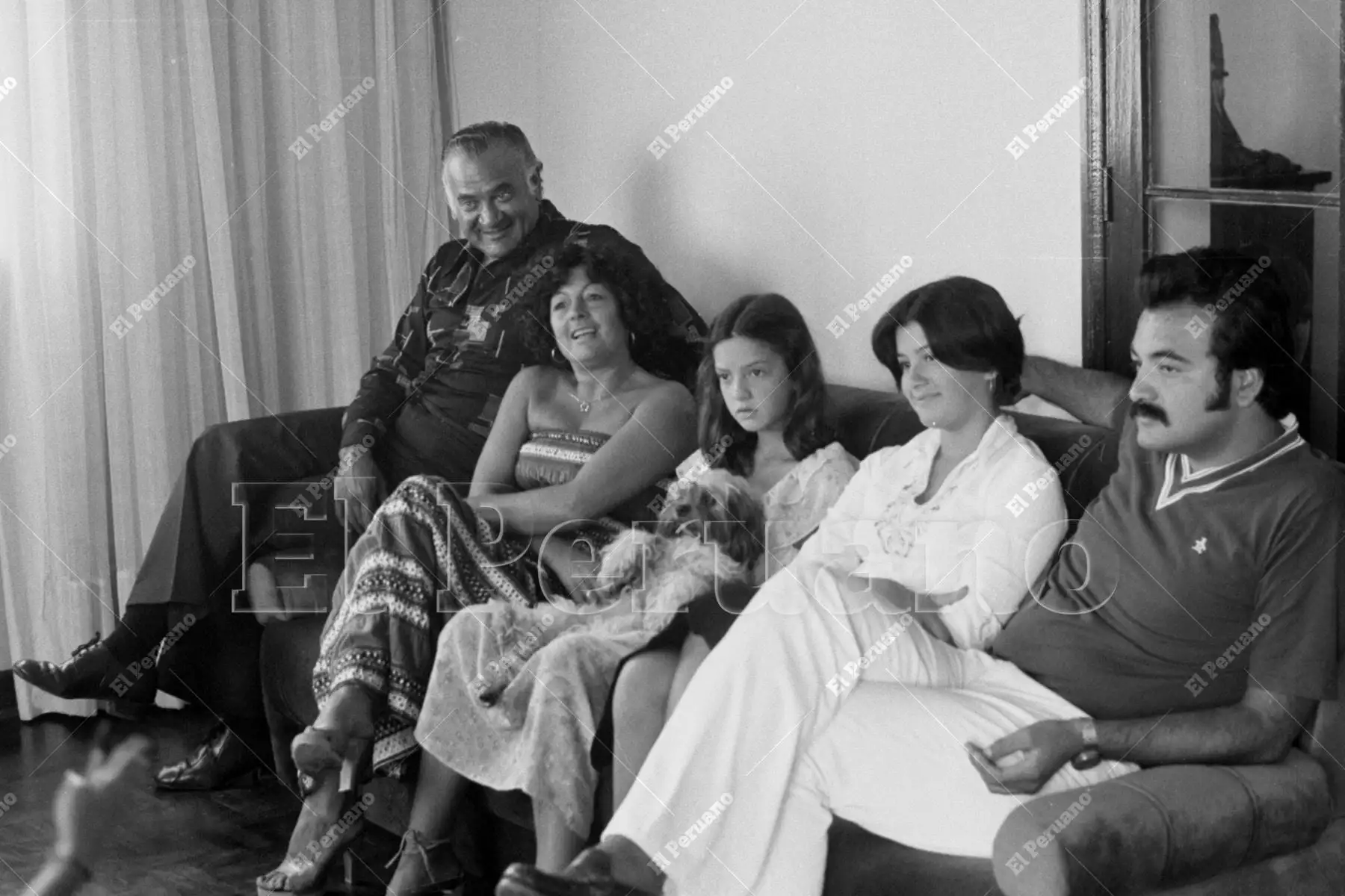 Lima - 24 febrero 1979 / Humberto Martínez Morosini, considerado el mejor narrador deportivo de la televisión peruana, retratado en el calor de su hogar junto a su esposa Emna y sus hijos María Soledad (Marisol), Milagros y Humberto.  Foto: Archivo Histórico de El Peruano / Oswaldo Sánchez