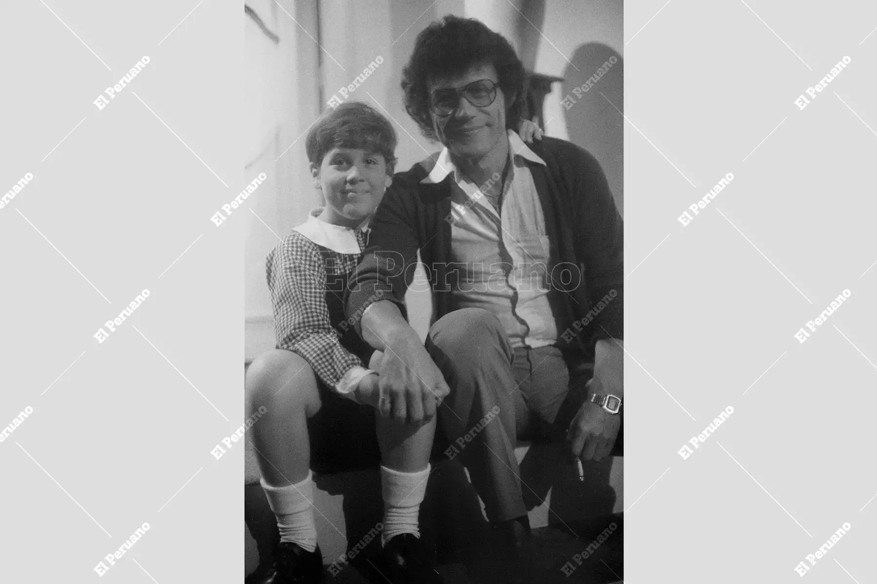 Lima - Década 1970 /  Un tierno Gian Marco Zignago, de aproximadamente cinco años, es retratado junto a su padre, el reconocido cantante Javier Zignago, "Joe Danova".  Foto: Archivo Histórico de El Peruano / Pavel Marrul