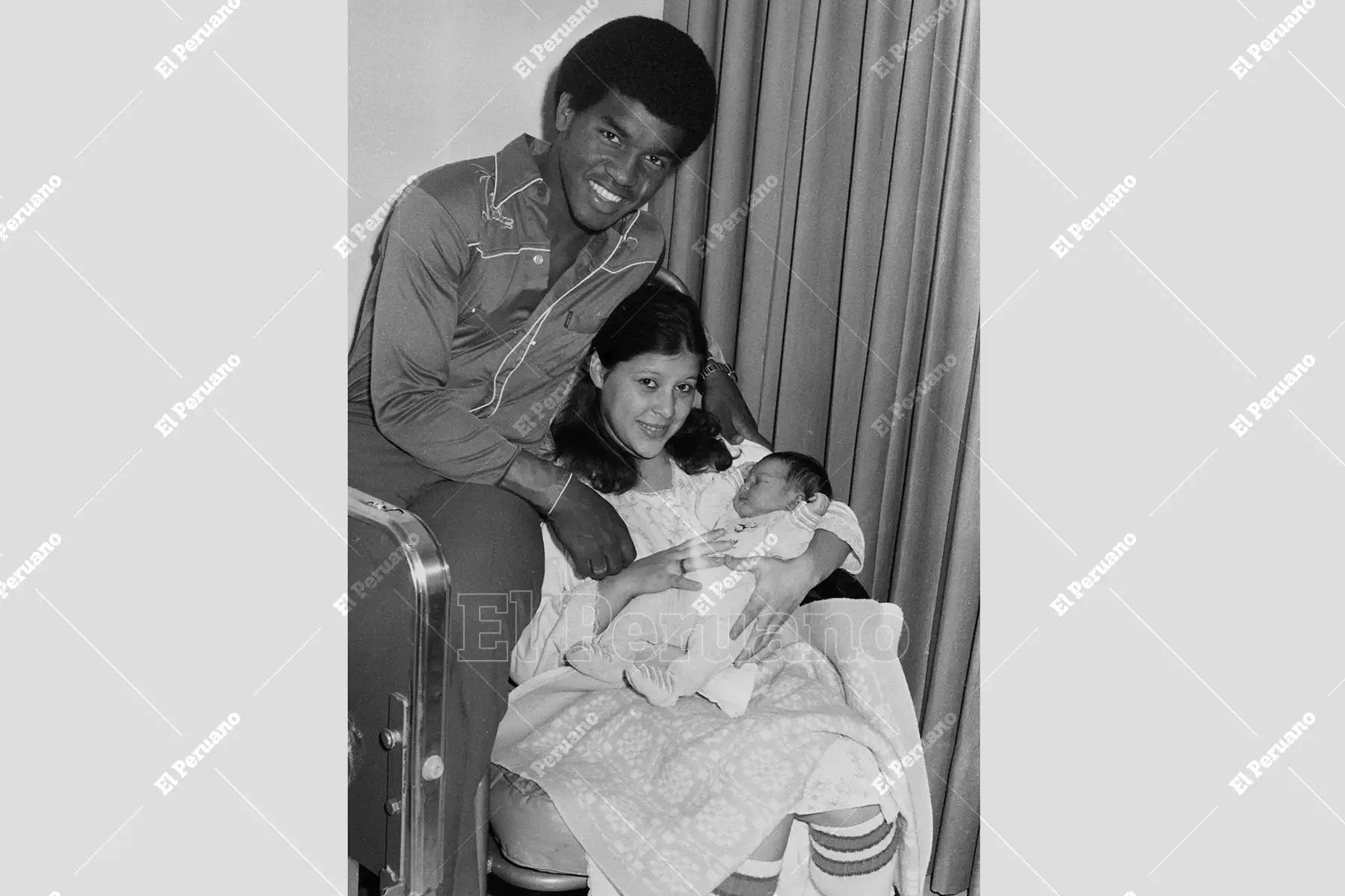 Lima - 15 noviembre 1979 / En el año en que se consolidaba como la máxima figura de Sporting Cristal y del fútbol nacional, Julio César Uribe celebra el nacimiento de su primera hija, Claudia Cecilia. Foto: Archivo Histórico de El Peruano / Bernabé Wong
