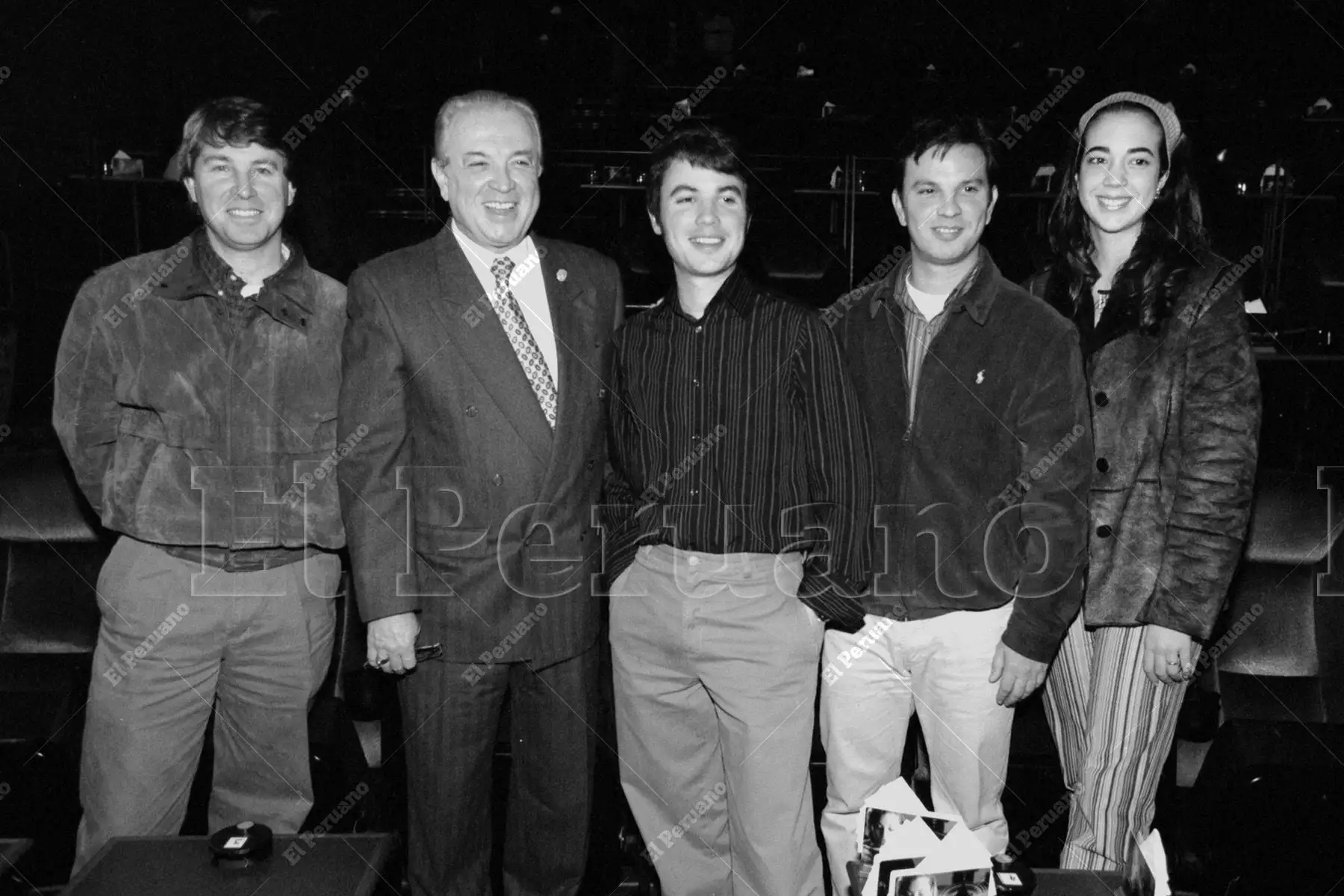 Lima - 15 agosto 2003 / El popular conductor Luis Ángel "Rulito" Pinasco posa junto a sus hijos, un verdadero equipo televisivo en el que ya destacaban Bruno y Chiara. Herederos de su pasión por las pantallas, ellos dieron vida y forma al  programa Cinescape de América Televisión. Foto: Archivo Histórico de El Peruano / Julissa Bartra