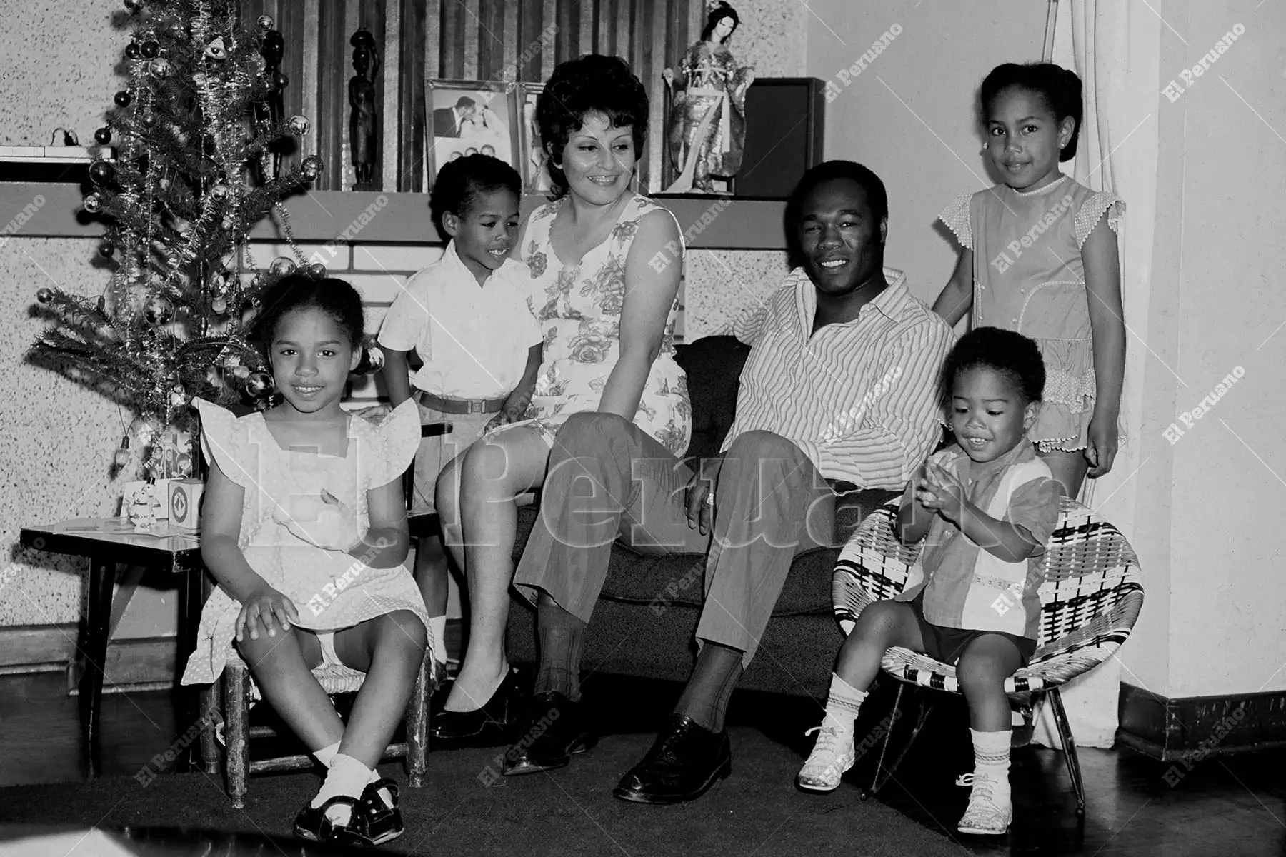 Lima - diciembre 1972 / El legendario pugilista Mauro Mina, primer gran ídolo del boxeo peruano, posa junto a su esposa e hijos en una entrañable estampa familiar para un especial navideño del diario La Crónica. Foto: Archivo Histórico de El Peruano