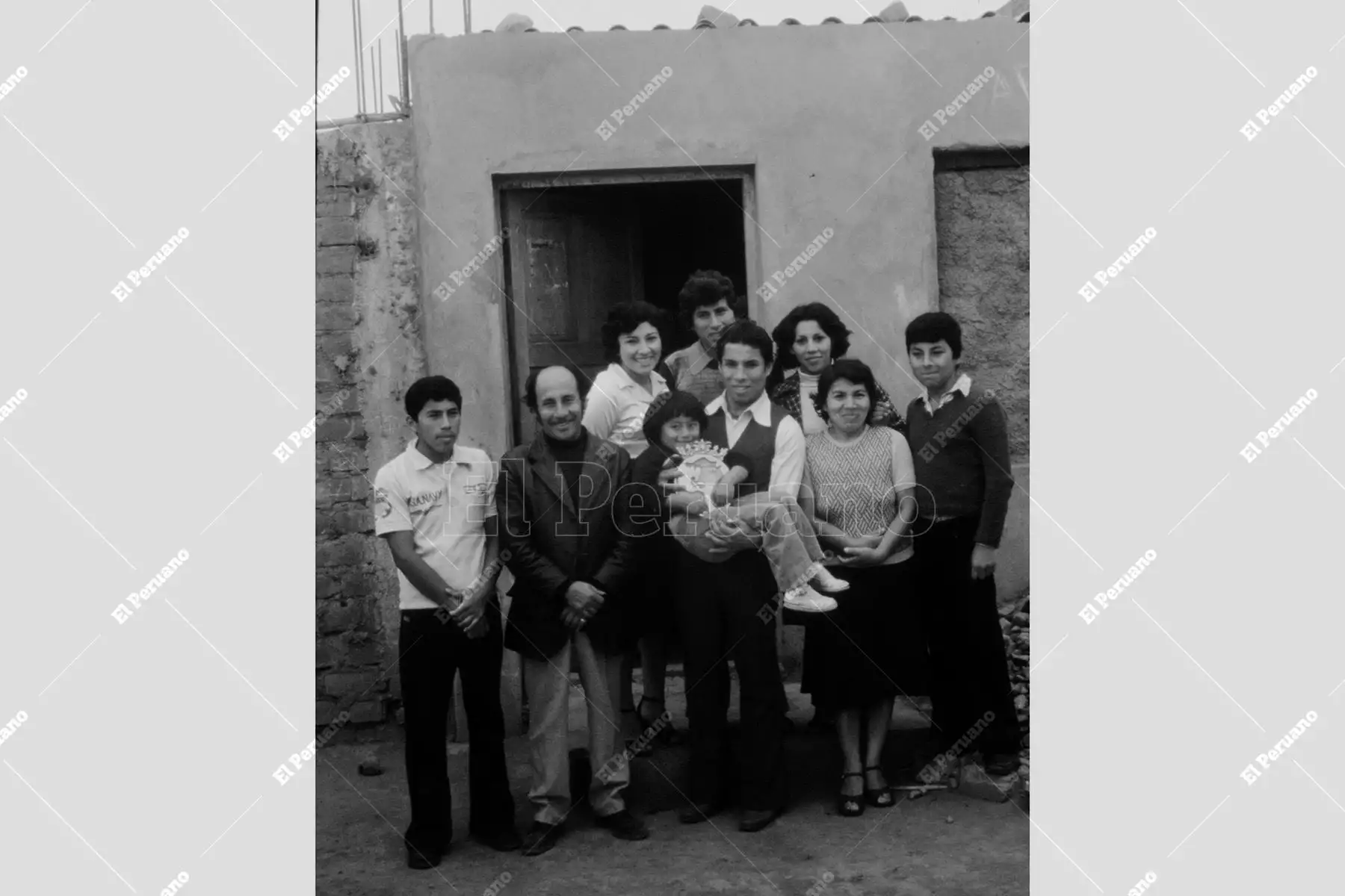 Trujillo - 21 de setiembre 1980 / El boxeador Orlando Romero, "Romerito", flamante campeón latinoamericano de los pesos ligeros, celebra su consagración en la intimidad de su hogar en el pueblo joven El Bosque, rodeado de sus padres, Víctor Romero y Juanita Peralta, y de sus hermanos.  Foto: Archivo Histórico de El Peruano / Virgilio Romero