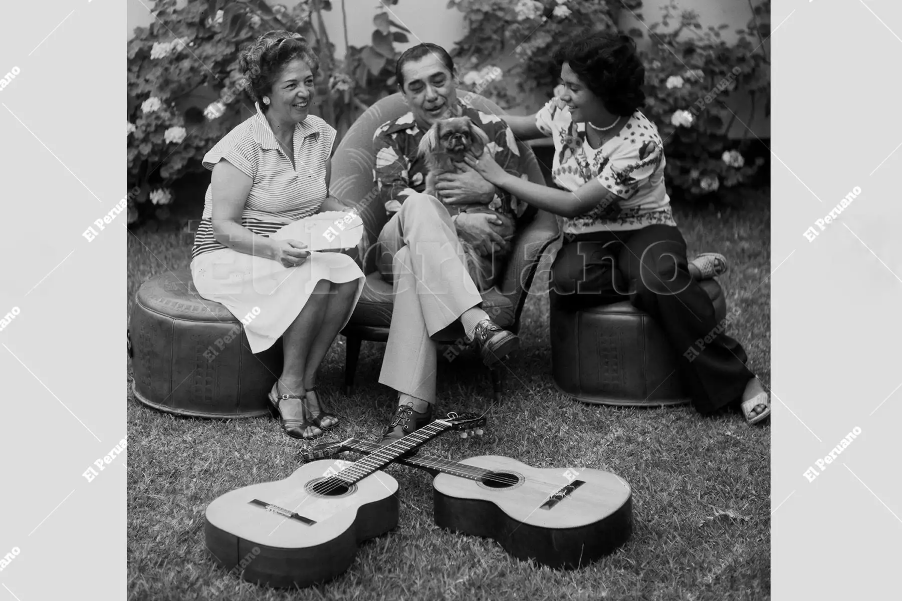 Lima - 20 marzo 1979 / Óscar Avilés, consagrado unánimemente como la "Primera Guitarra del Perú", comparte un momento de tranquilidad junto a su esposa y su hija Lucy. Foto: Archivo Histórico de El Peruano