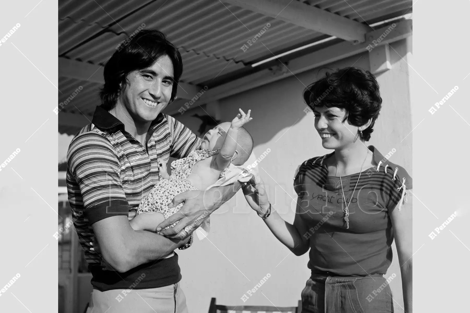 Lima - 1976 / El consagrado delantero peruano Percy "El Trucha" Rojas comparte un momento de descanso junto a su esposa Ketty  y su pequeña hija, durante una pausa en su exitosa etapa como figura del Independiente de Avellaneda. Foto: Archivo Histórico de El Peruano