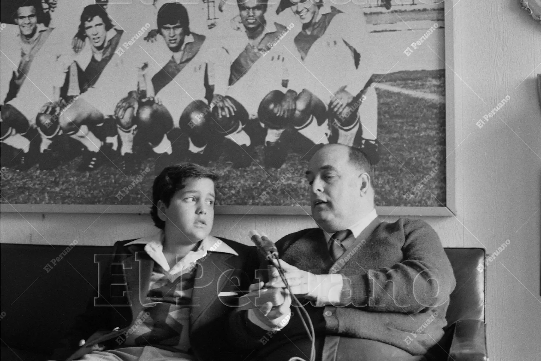 Lima - 8 setiembre 1979 / Alfonso "Pocho" Rospigliosi, director del programa Ovación de Radio El Sol,  comparte un momento junto a su hijo Micky Rospigliosi Moyano. Bajo la tutela de un padre apasionado, Micky heredaría la mística y el estilo que años más tarde lo consolidarían como una voz importante de la radio y la televisión nacional. Foto: Archivo Histórico de El Peruano / Norman Córdova