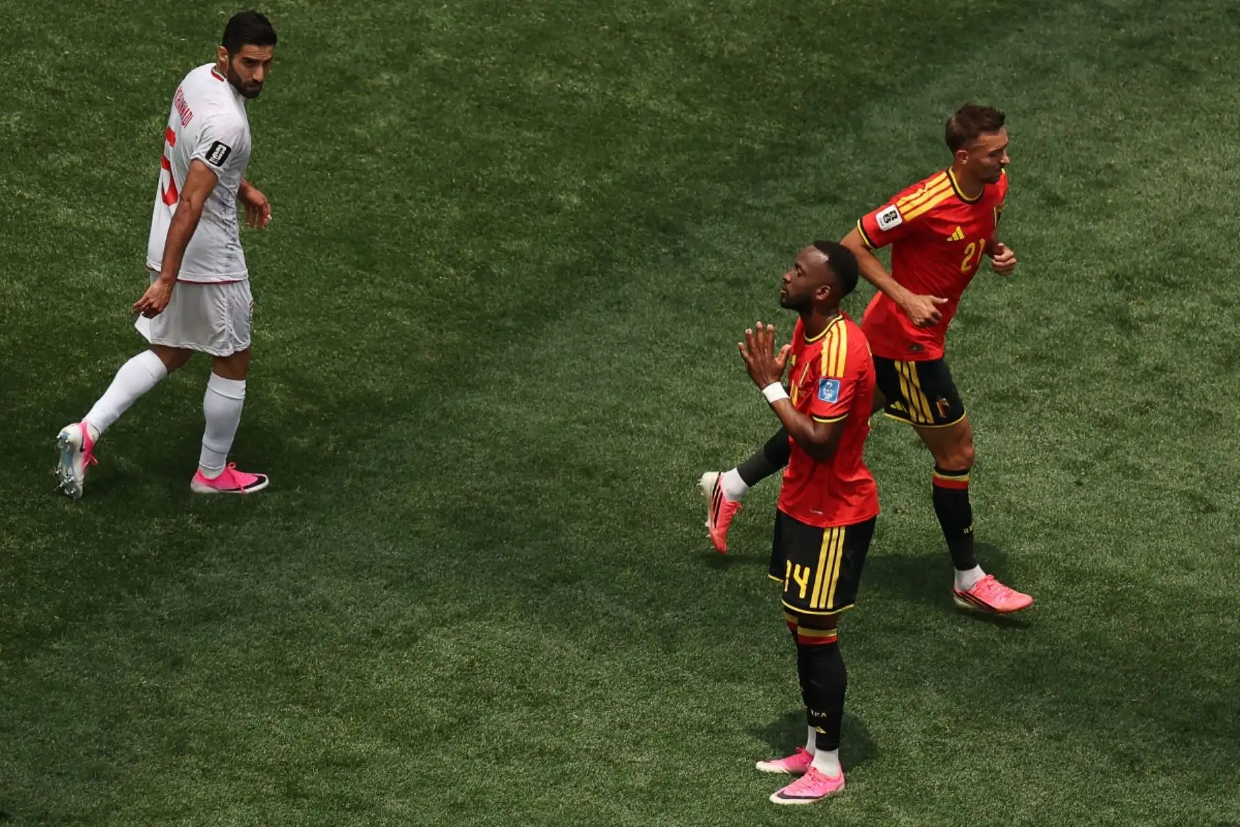 El delantero belga Dodi Lukebakio, número 14, reacciona tras una ocasión fallida junto al defensa iraní Milad Mohammadi, número 5, y el defensa belga Timothy Castagne, número 21, durante el partido de fútbol del Grupo G de la Copa Mundial 2026 entre Bélgica e Irán en el Estadio de Los Ángeles en Inglewood, el 21 de junio de 2026. (Foto de Etienne Laurent / AFP)