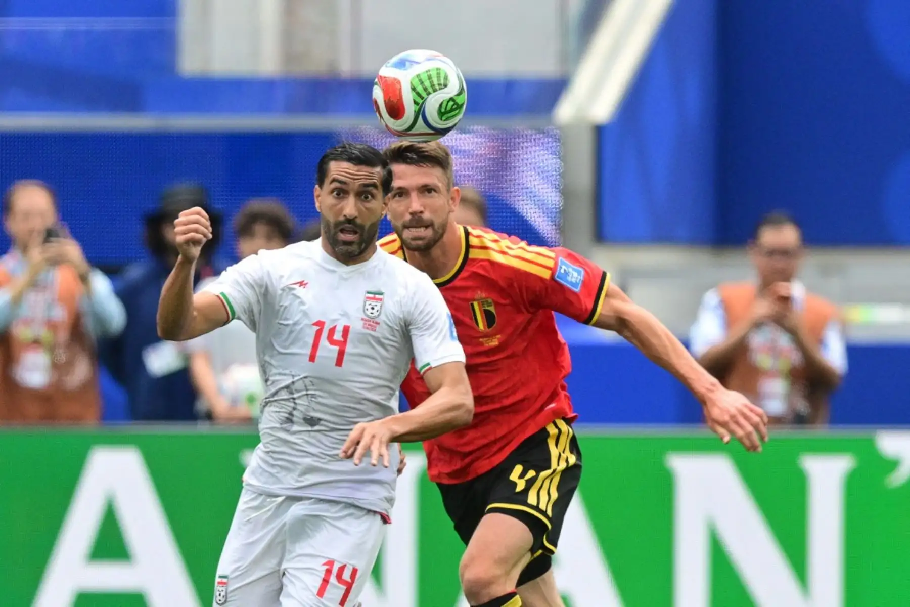 El centrocampista iraní número 14, Saman Ghoddos, y el defensa belga número 04, Brandon Mechele, luchan por el balón durante el partido de fútbol del Grupo G de la Copa Mundial 2026 entre Bélgica e Irán en el Estadio de Los Ángeles en Inglewood el 21 de junio de 2026. (Foto de Frederic J. Brown / AFP)