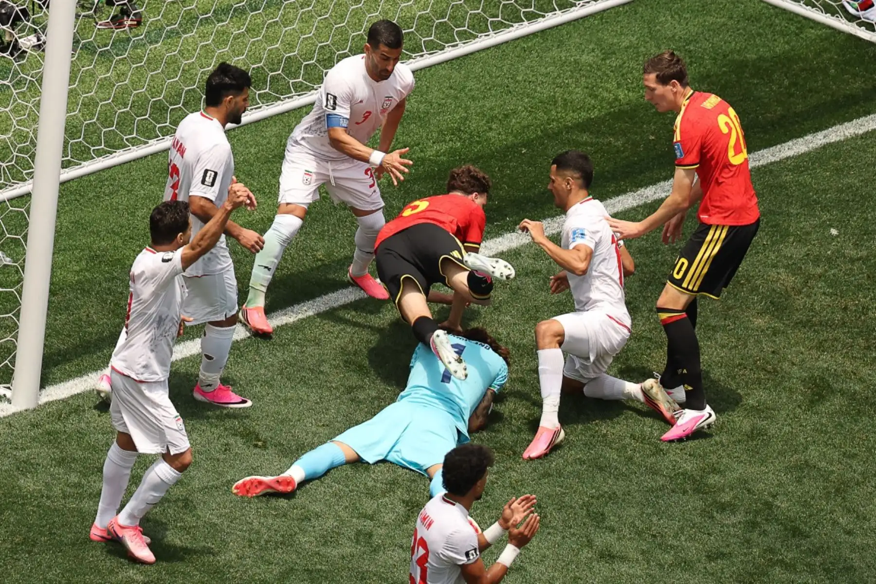 El portero iraní #01 Alireza Beiranvand realiza una parada ante el defensa belga #05 Maxim De Cuyper durante el partido de fútbol del Grupo G de la Copa Mundial 2026 entre Bélgica e Irán en el Estadio de Los Ángeles en Inglewood el 21 de junio de 2026. (Foto de Etienne Laurent / AFP)
