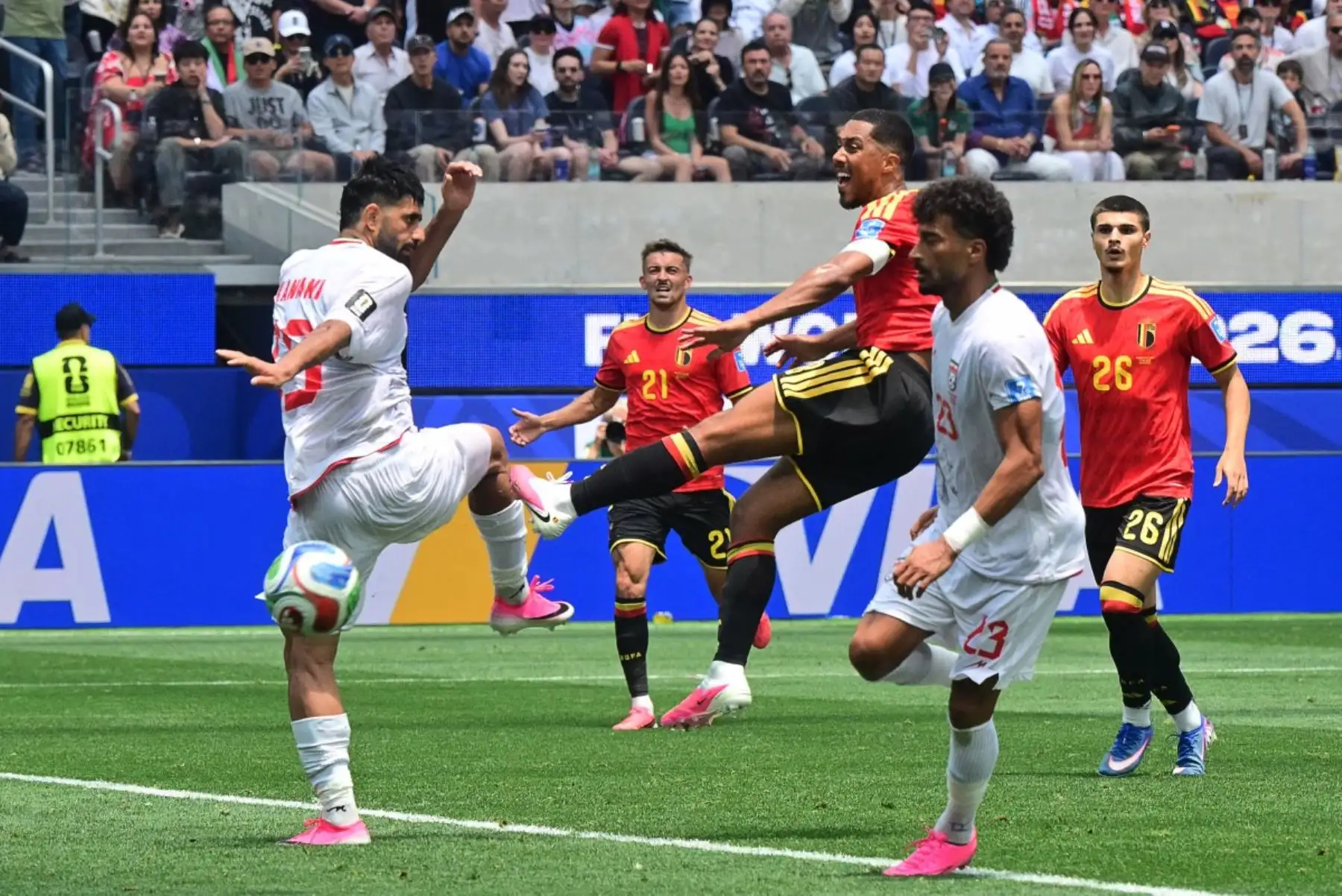 El defensa iraní número 13, Hossein Kanani, y el centrocampista belga número 08, Youri Tielemans, luchan por el balón junto al defensa iraní número 23, Ramin Rezaeian, durante el partido de fútbol del Grupo G de la Copa Mundial de 2026 entre Bélgica e Irán en el Estadio de Los Ángeles en Inglewood, el 21 de junio de 2026. (Foto de Frederic J. Brown / AFP)