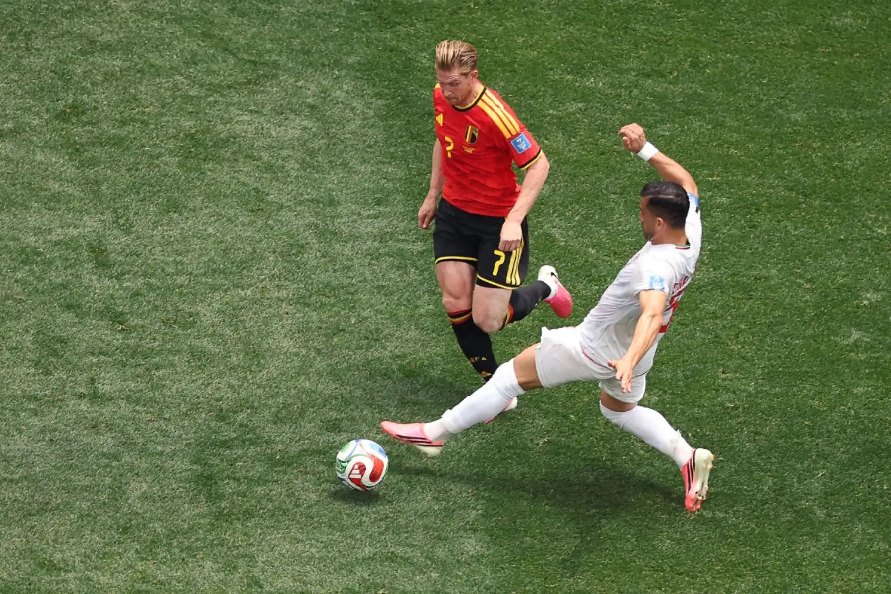 El centrocampista belga Kevin De Bruyne (n.º 07) y el defensa iraní Ehsan Hajsafi (n.º 03) luchan por el balón durante el partido de fútbol del Grupo G del Mundial de 2026 entre Bélgica e Irán en el Estadio de Los Ángeles en Inglewood, el 21 de junio de 2026. (Foto de Etienne Laurent / AFP)
