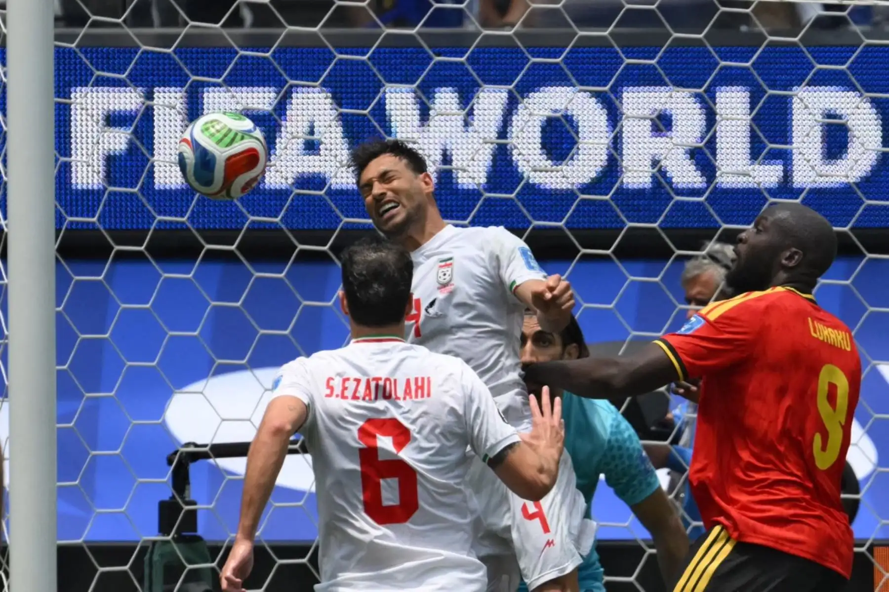 El defensa iraní Shojae Khalilzadeh (número 4) y el delantero belga Romelu Lukaku (número 9) luchan por el balón durante el partido de fútbol del Grupo G de la Copa Mundial de 2026 entre Bélgica e Irán en el Estadio de Los Ángeles en Inglewood el 21 de junio de 2026. (Foto de Patrick T. Fallon / AFP)