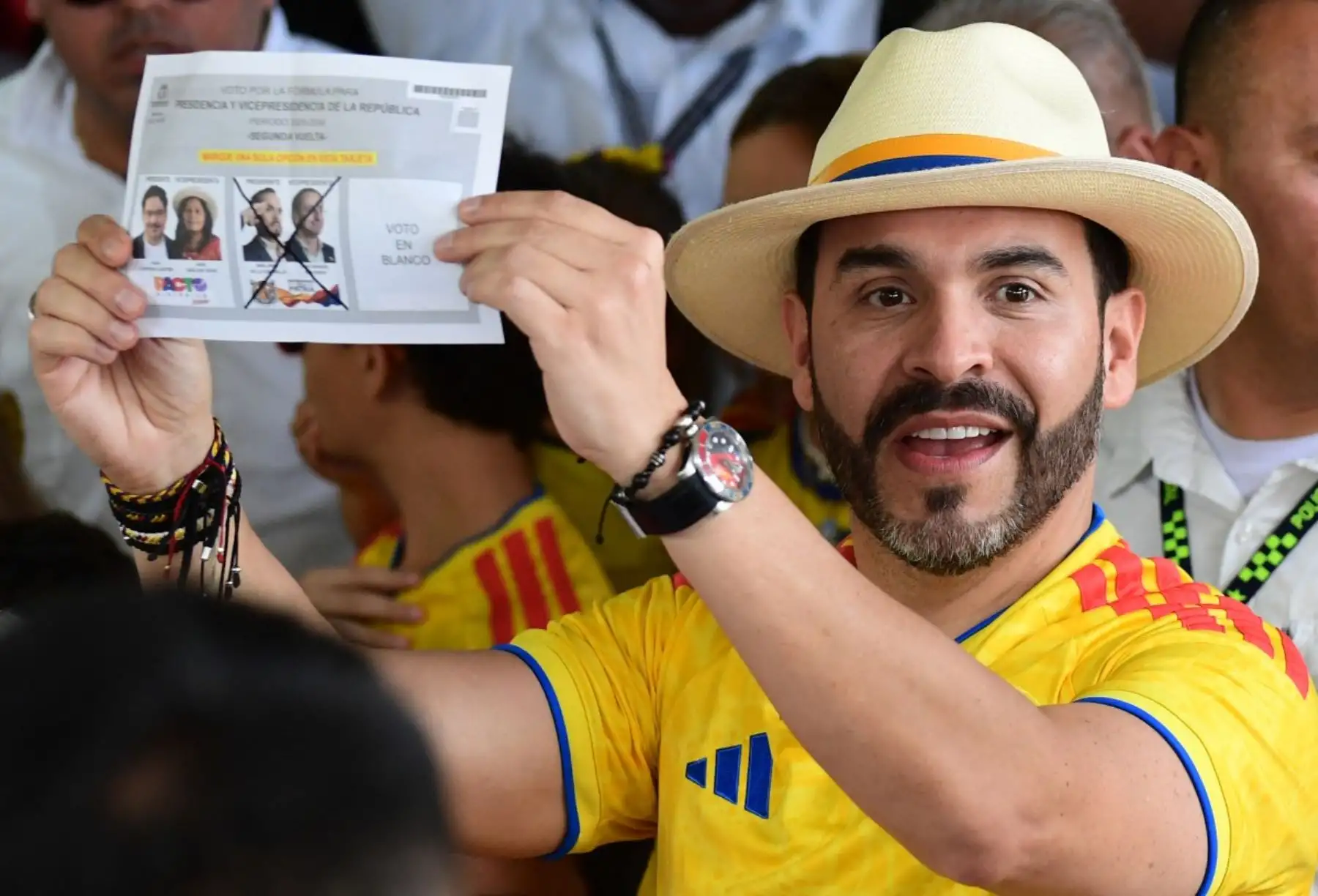 El candidato presidencial colombiano del movimiento Defensores de la Patria, Abelardo de la Espriella, muestra su papeleta de votación mientras emite su voto en un colegio electoral durante la segunda vuelta de las elecciones presidenciales en Barranquilla, Colombia, el 21 de junio de 2026. Foto: AFP