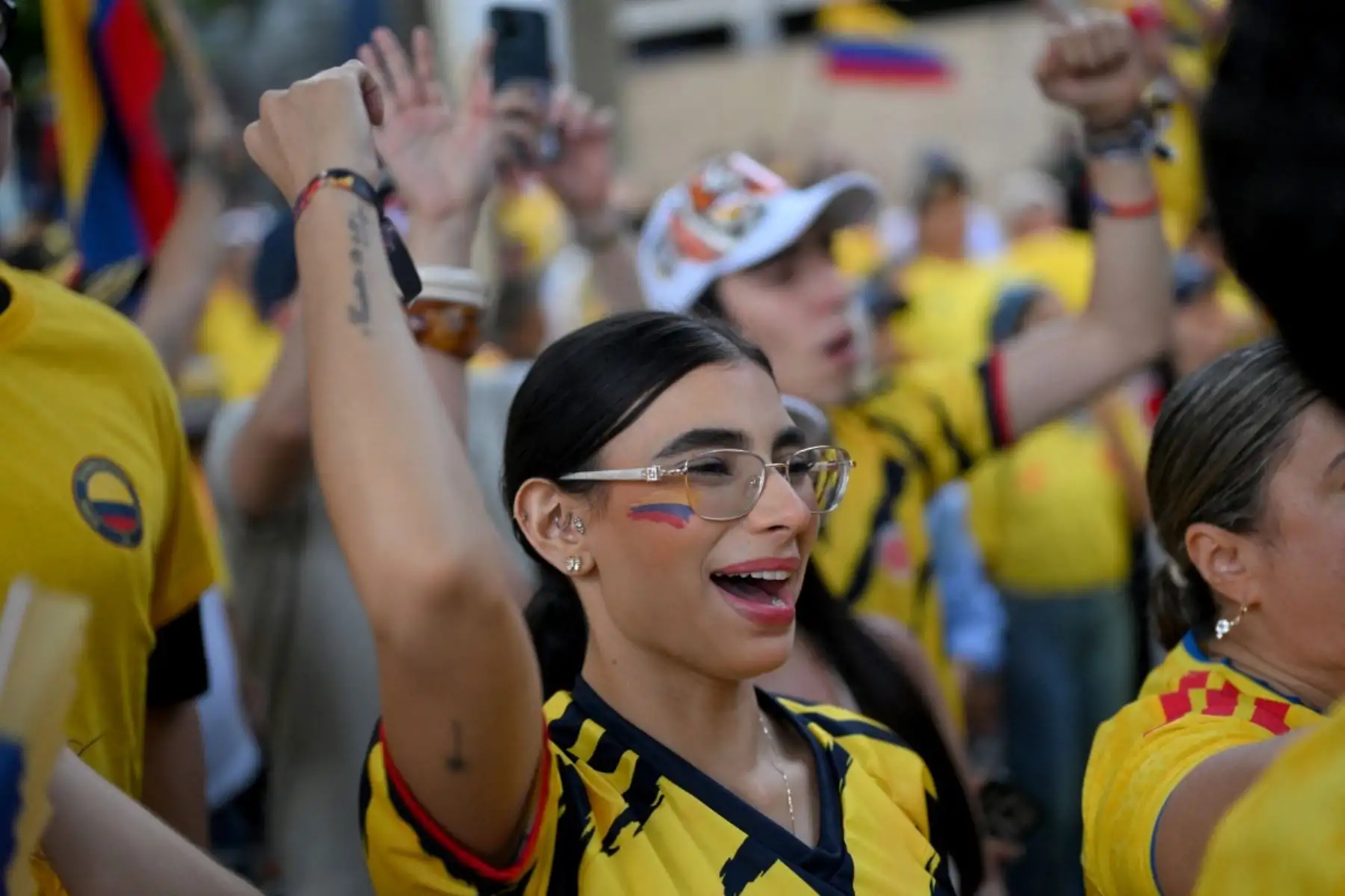 Un simpatizante del candidato presidencial colombiano del movimiento Defensores de la Patria, Abelardo de la Espriella, reacciona al ver los resultados parciales en una pantalla durante la segunda vuelta de las elecciones presidenciales en Cali, Colombia, el 21 de junio de 2026. Foto: AFP