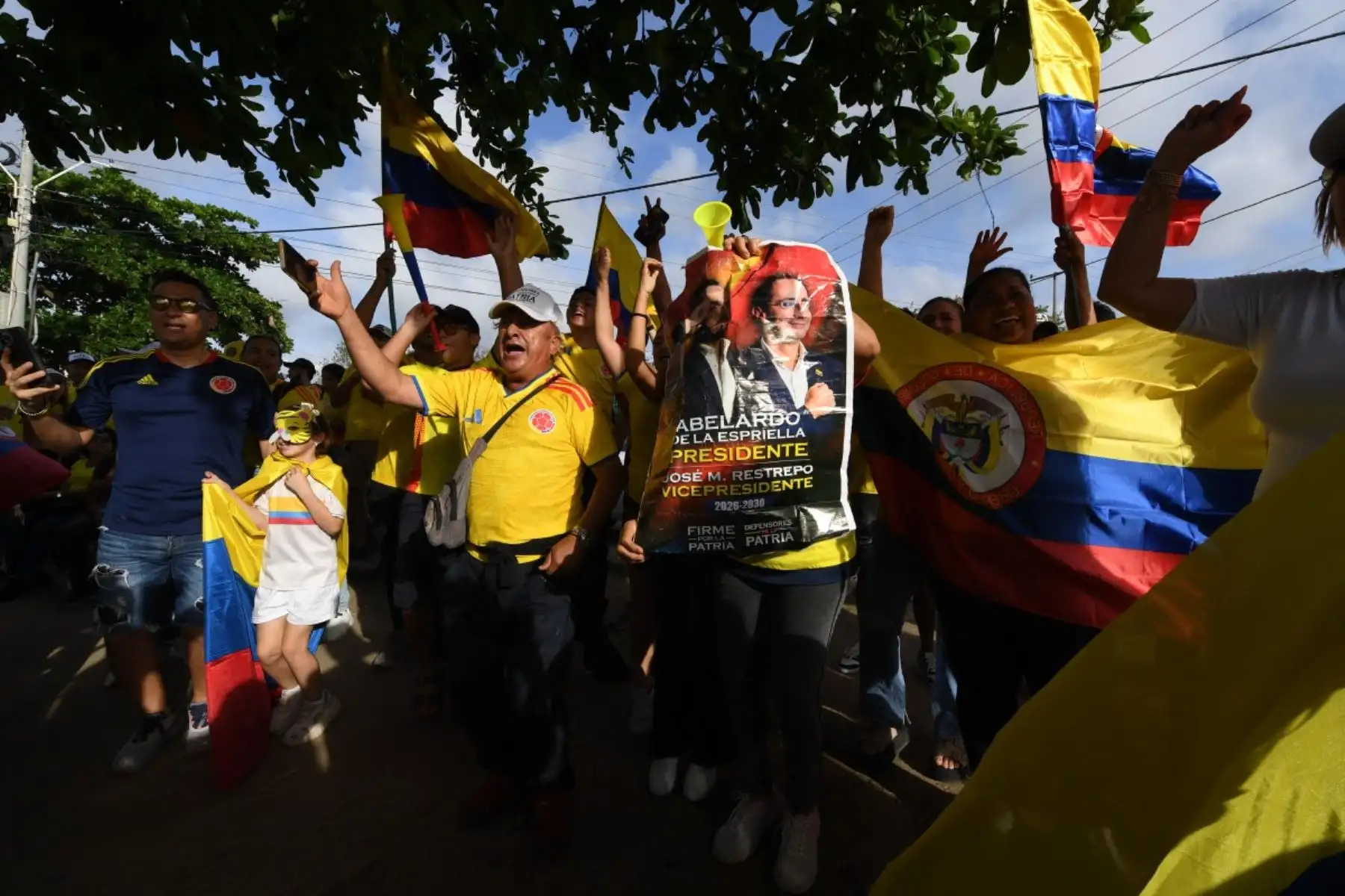Simpatizantes del candidato presidencial colombiano del movimiento Defensores de la Patria, Abelardo de la Espriella, reaccionan tras los primeros resultados de la segunda vuelta de las elecciones presidenciales en el monumento Ventana al Mundo en Barranquilla, Colombia, el 21 de junio de 2026. Foto: AFP