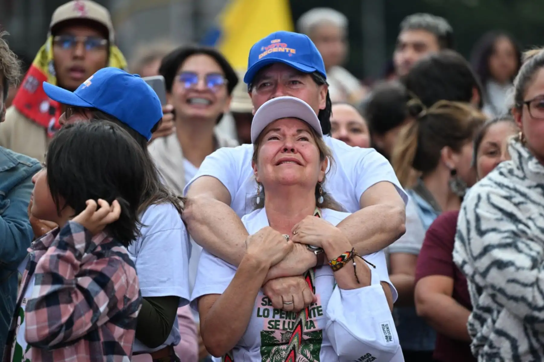 Un simpatizante del candidato presidencial colombiano Abelardo de la Espriella, del movimiento Defensores de la Patria, luce un sombrero de tigre con plumas en la Plaza de la Paz, junto al Cubo de Cristal, donde el candidato será entrevistado, en Barranquilla el 20 de junio de 2026, víspera de la segunda vuelta de las elecciones presidenciales. Foto: AFP