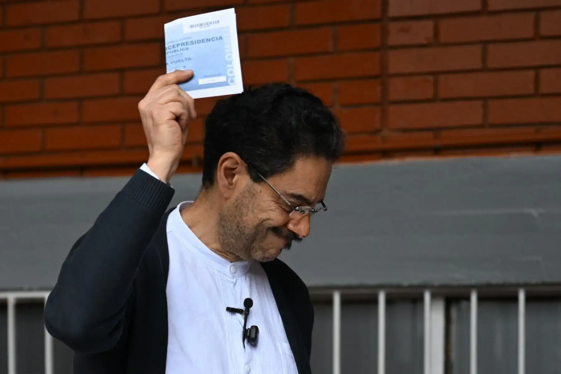 El candidato presidencial colombiano del gobernante partido Pacto Histórico, Iván Cepeda, vota en un colegio electoral durante la segunda vuelta de las elecciones presidenciales en Bogotá, el 21 de junio de 2026. Foto: AFP