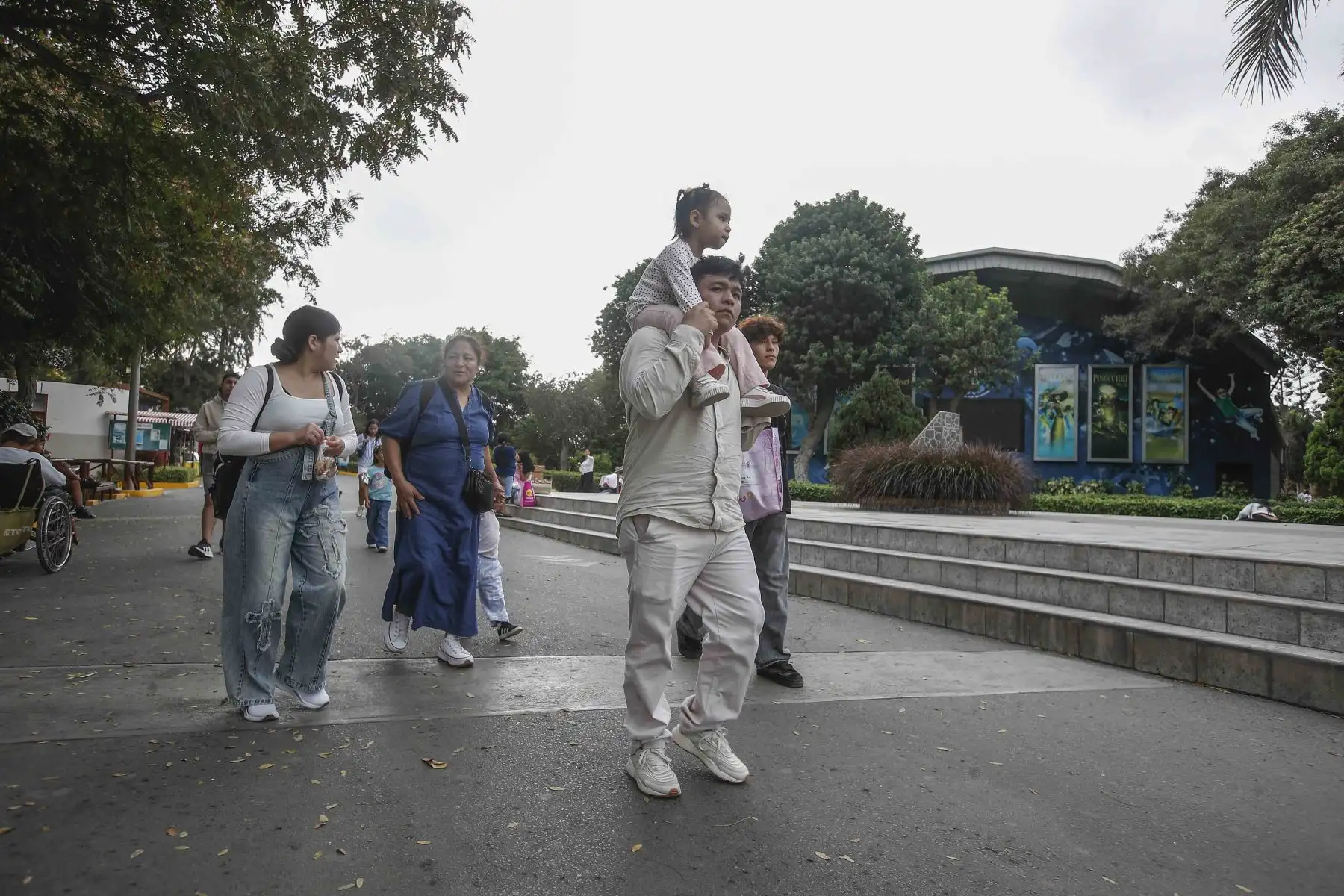 Familias limeñas celebran el Día del Padre en el Parque de las Leyendas en el distrito de San Miguel. Foto: ANDINA/Eddy Ramos