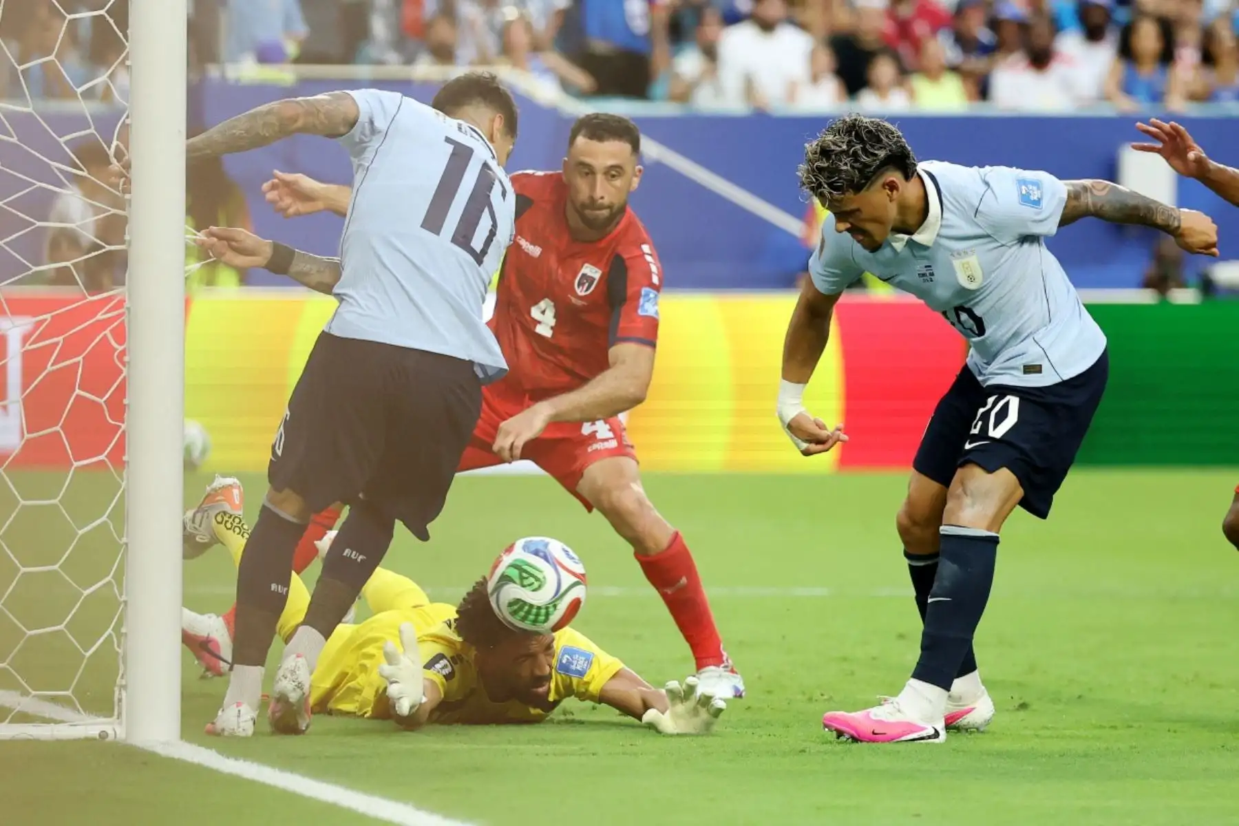El portero de Cabo Verde #01 Vozinha hace una parada más allá del centrocampista uruguayo #20 Maximiliano Araujo durante el partido de fútbol del Grupo H de la Copa Mundial de 2026 entre Uruguay y Cabo Verde en el Estadio de Miami en Miami Gardens el 21 de junio de 2026. (Foto de PATRICIA DE MELO MOREIRA / AFP)