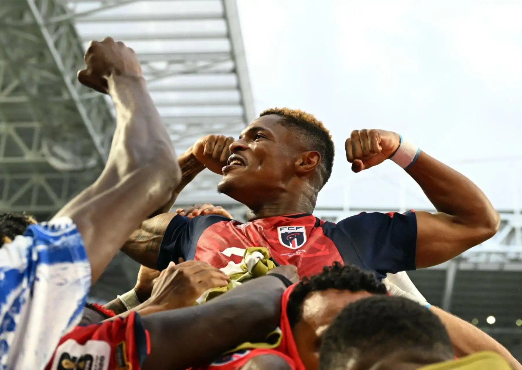 El delantero #26 de Cabo Verde, Helio Varela, celebra con sus compañeros de equipo después de marcar el segundo gol de su equipo durante el partido de fútbol del Grupo H de la Copa Mundial de 2026 entre Uruguay y Cabo Verde en el Estadio de Miami en Miami Gardens el 21 de junio de 2026. (Foto de CHANDAN KHANNA / AFP)