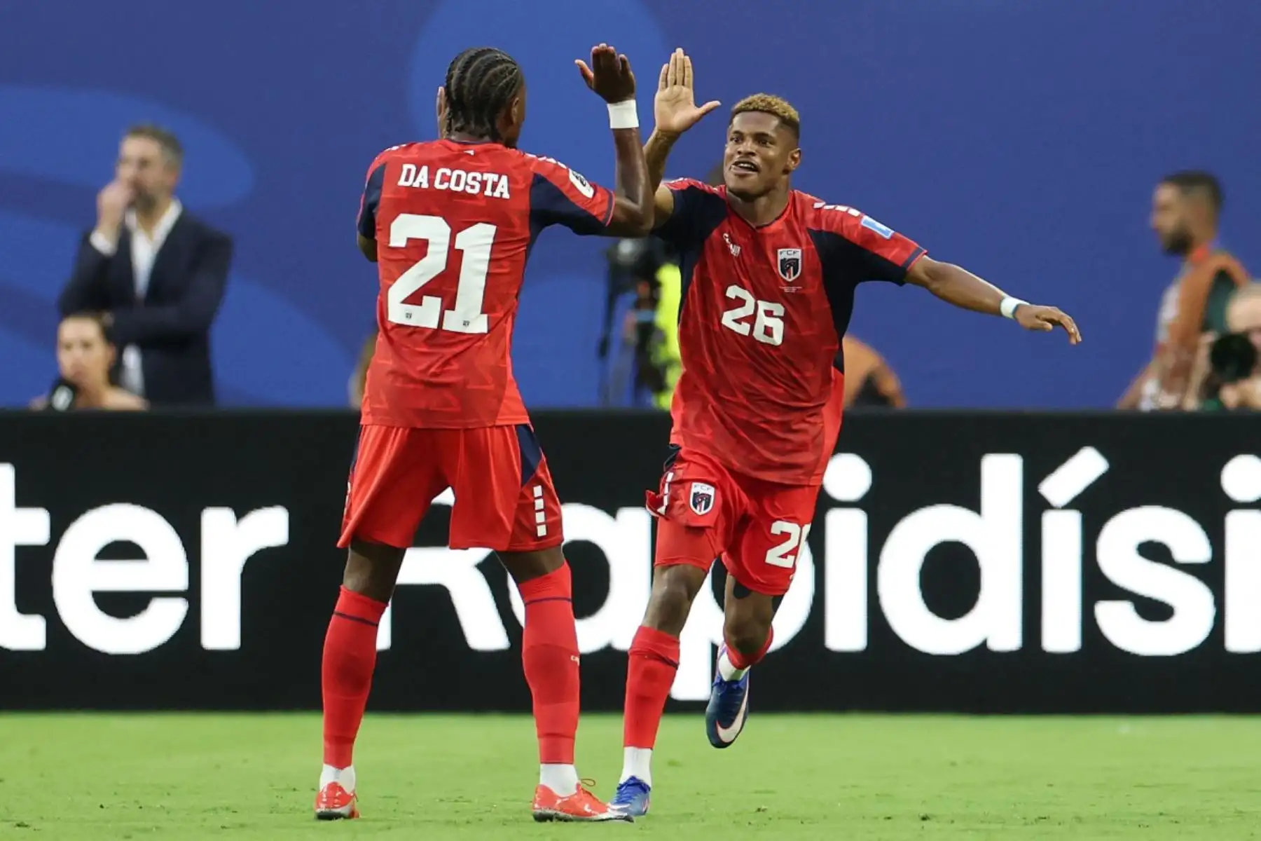 El delantero #26 de Cabo Verde, Helio Varela, celebra con su compañero de equipo #21, Nuno da Costa, anotando el segundo gol de su equipo durante el partido de fútbol del Grupo H de la Copa Mundial de 2026 entre Uruguay y Cabo Verde en el Estadio de Miami en Miami Gardens el 21 de junio de 2026. (Foto de PATRICIA DE MELO MOREIRA / AFP)
